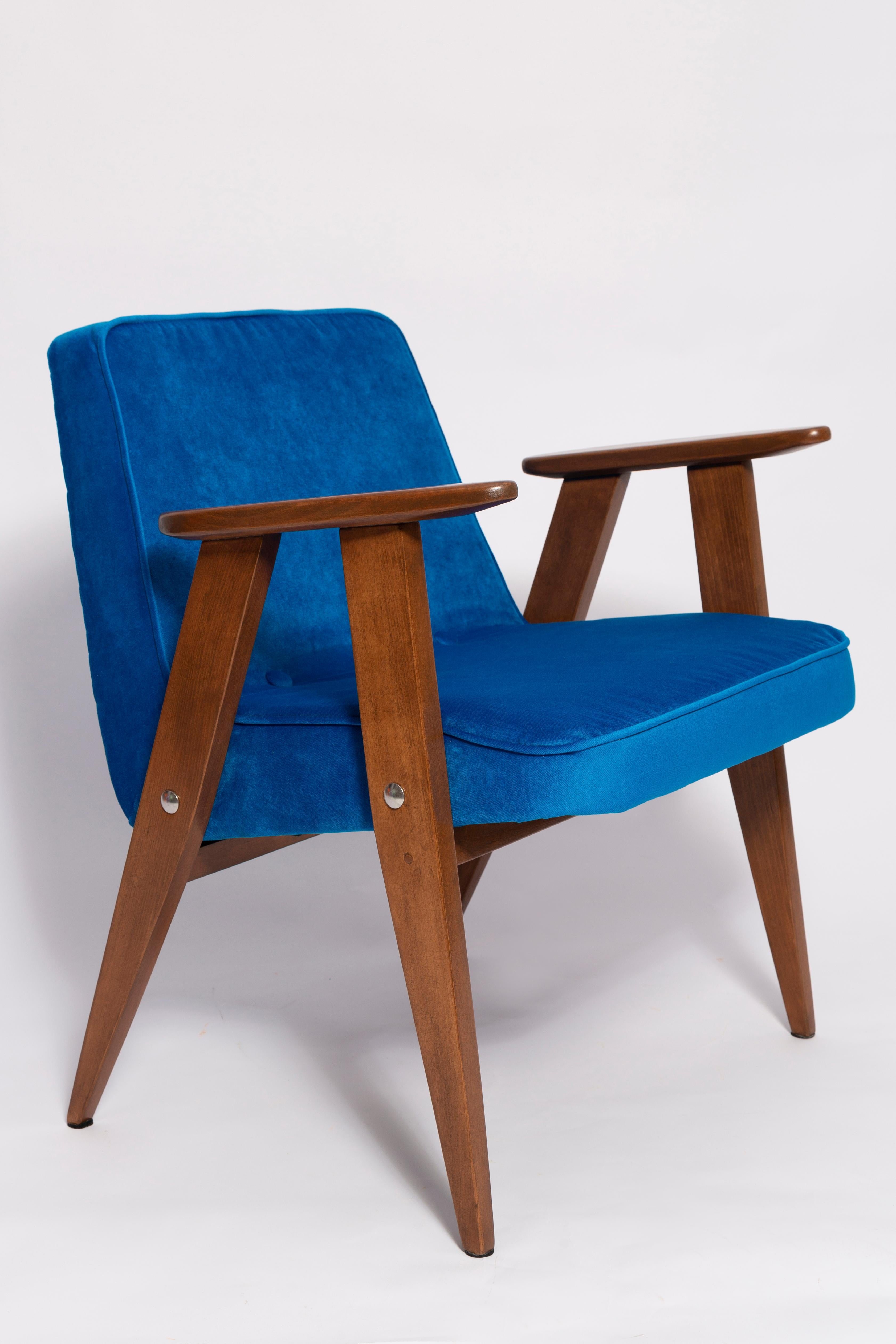 Sessel 366 aus blauem Samt aus der Mitte des Jahrhunderts, von Jozef Chierowski, Europa 1960er Jahre (Moderne der Mitte des Jahrhunderts) im Angebot
