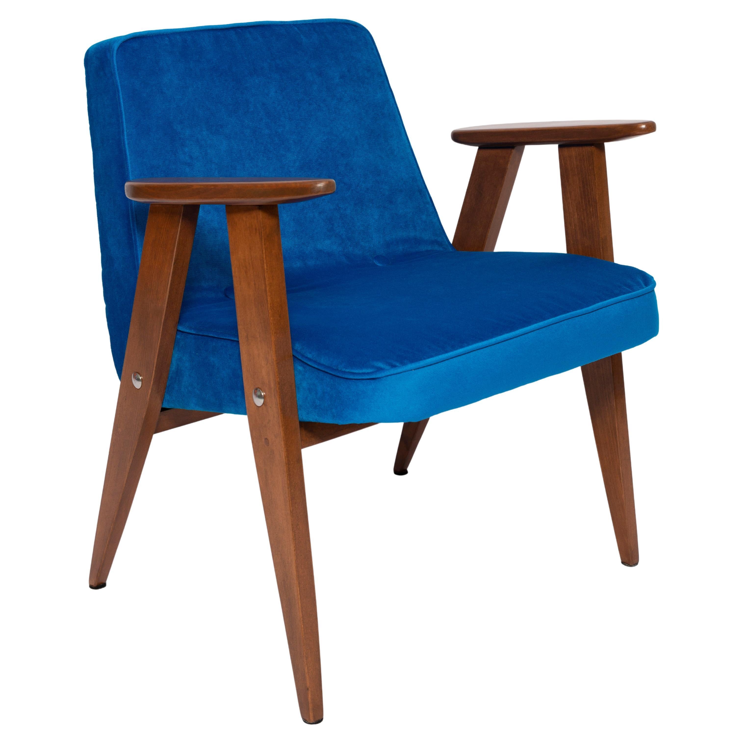 Sessel 366 aus blauem Samt aus der Mitte des Jahrhunderts, von Jozef Chierowski, Europa 1960er Jahre