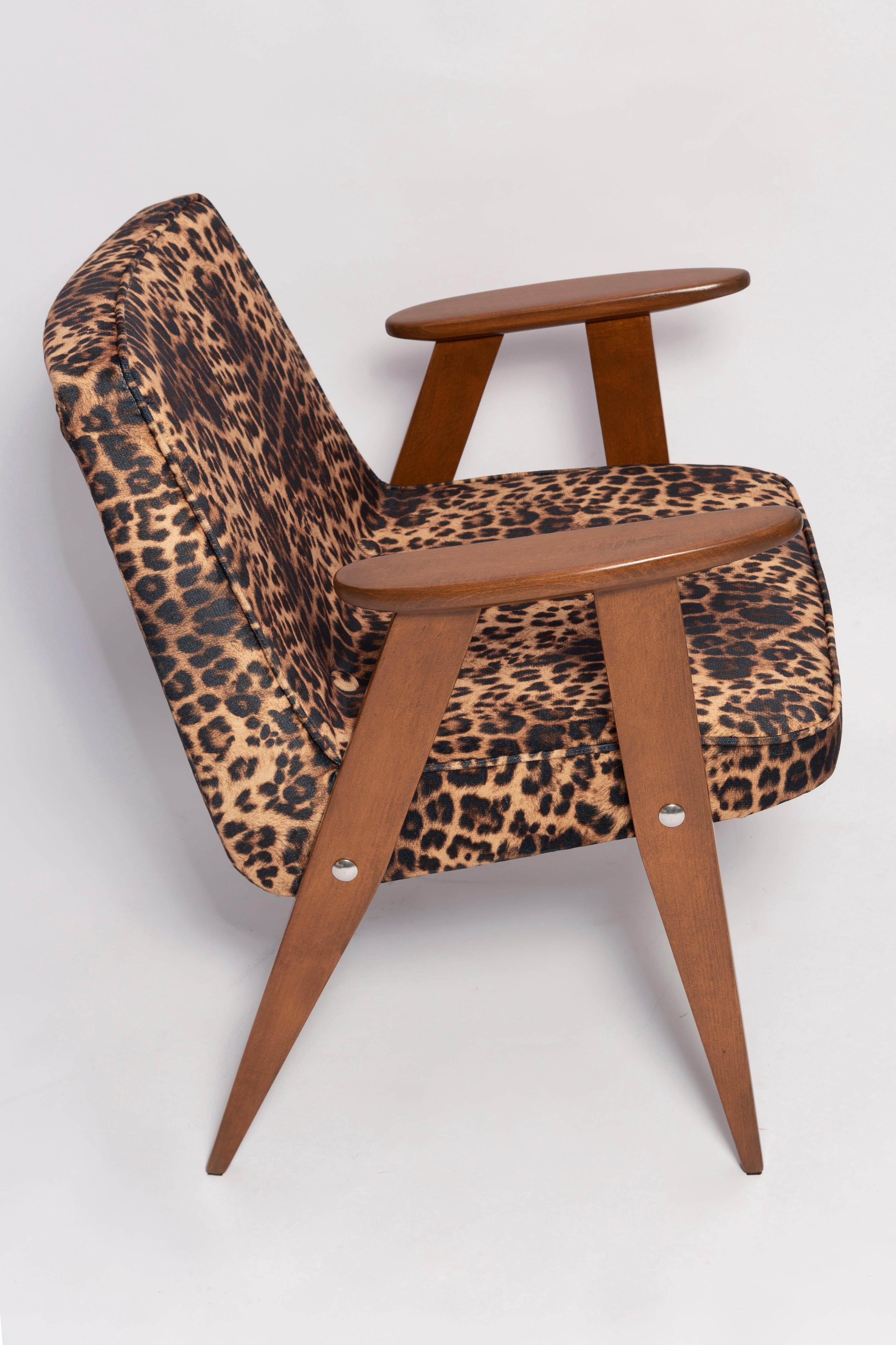 Mid-Century 366 Armchair in Leopard Print Velvet, Jozef Chierowski, Europe 1960s In Excellent Condition For Sale In 05-080 Hornowek, PL
