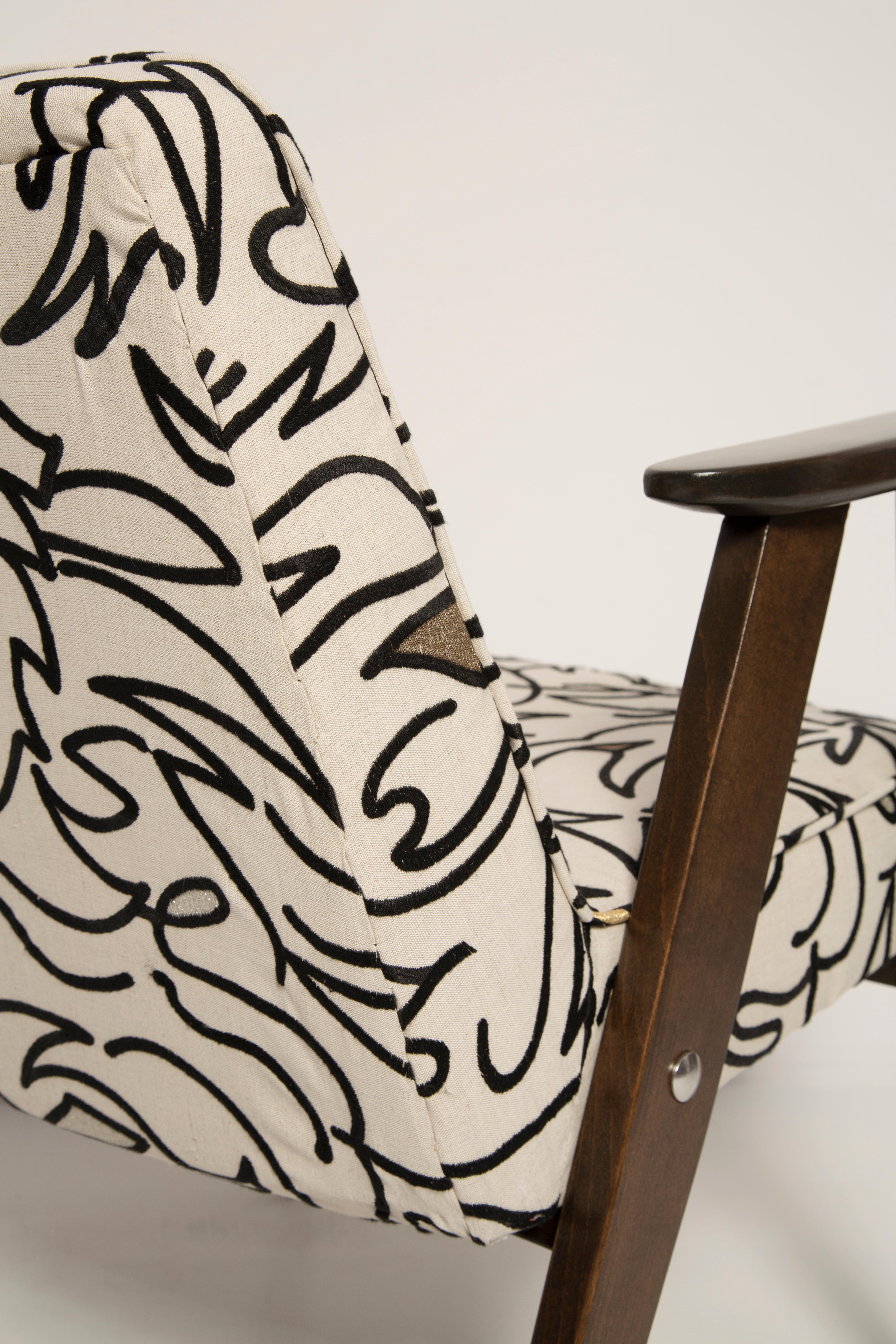 Mid Century 366 Armchair in Light Linen, by Jozef Chierowski, Poland, 1960s For Sale 2