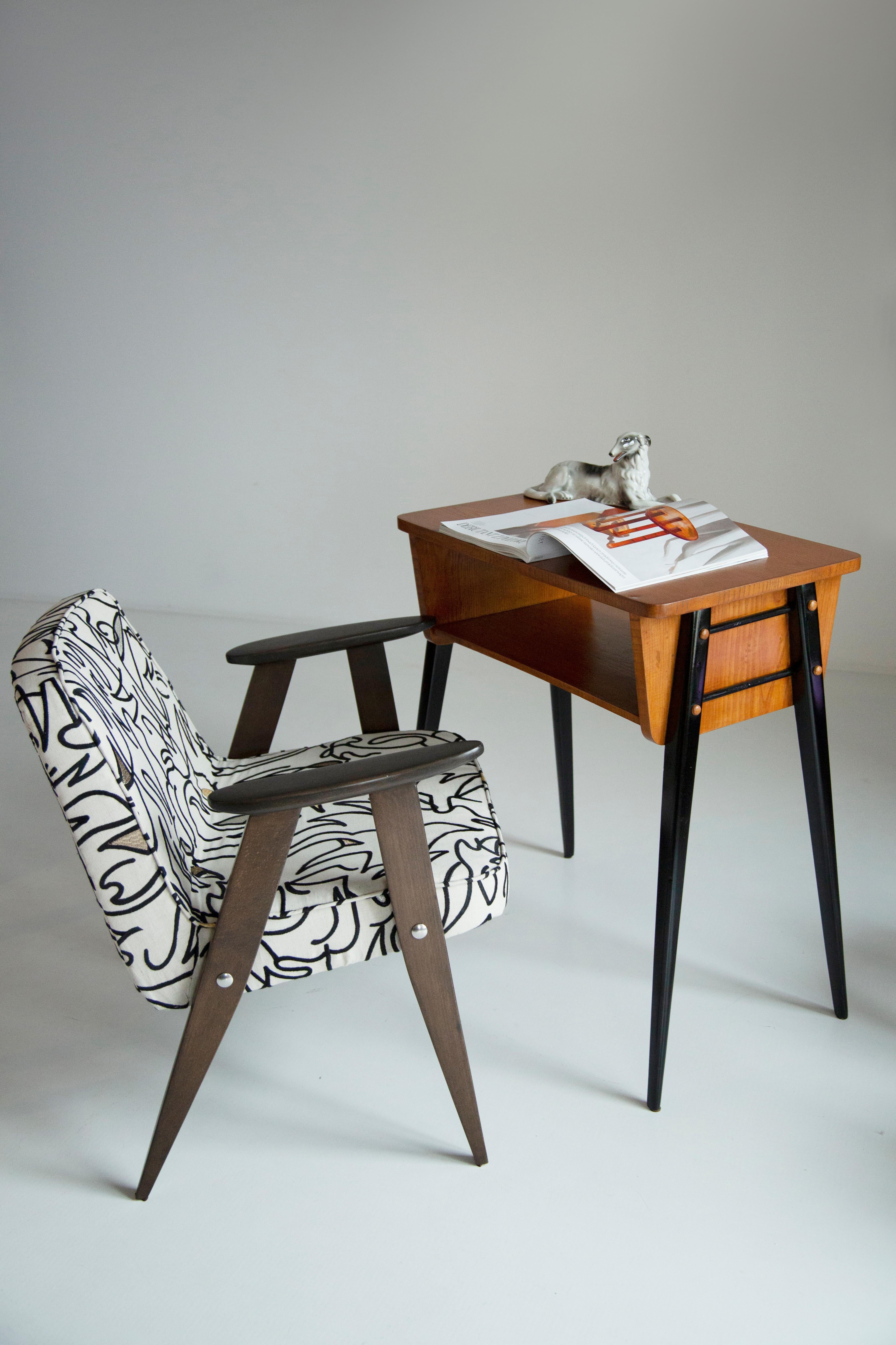 The 366 armchair is an icon of the polish design of the PRL period.

The famous armchair was designed in 1962 by the Polish interior designer and furniture designer Jozef Marian Chierowski. Produced in the Lower Silesian Furniture Factory in