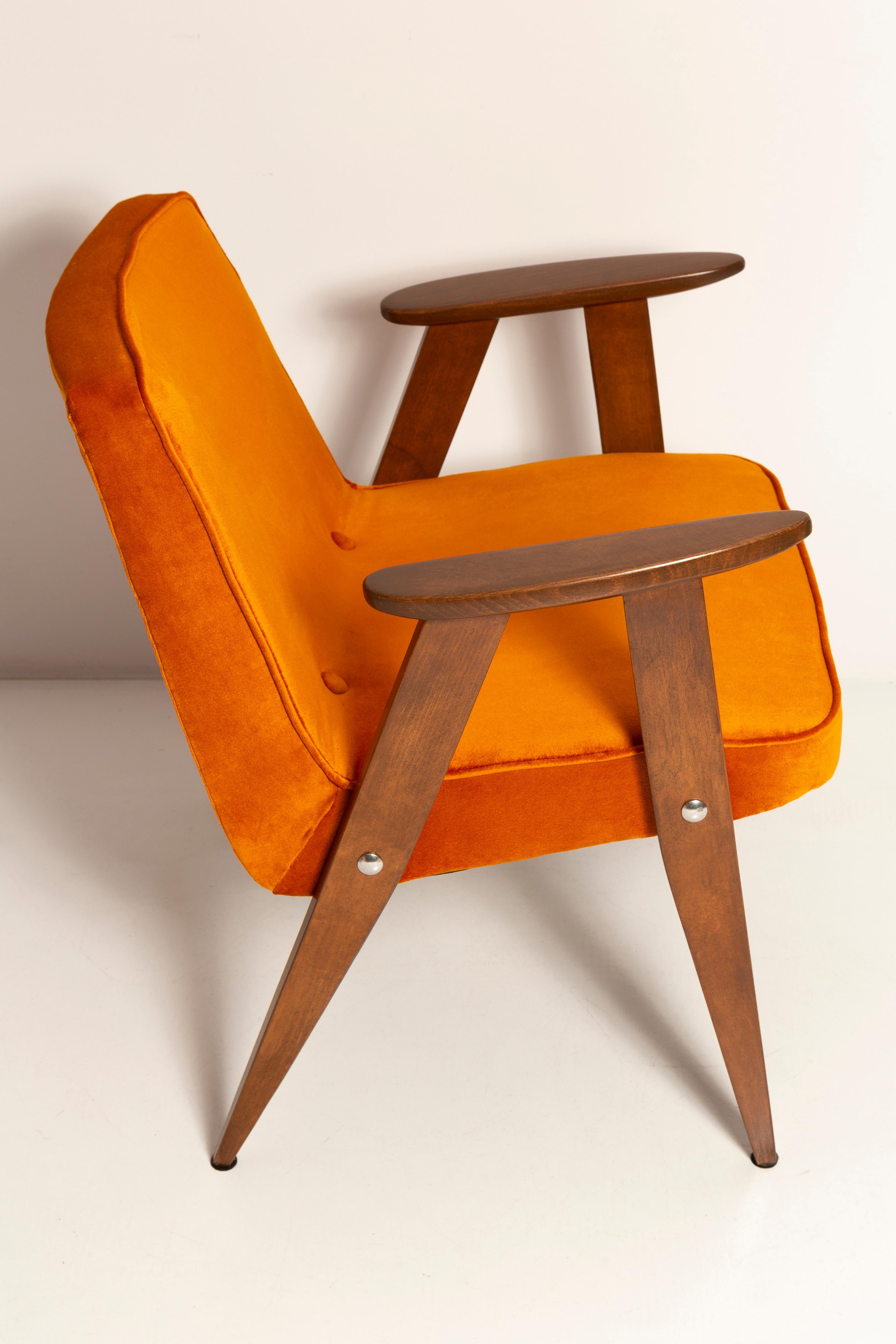 Mid-Century 366 Armchair in Orange Velvet, by Jozef Chierowski, Europe 1960s In Excellent Condition For Sale In 05-080 Hornowek, PL