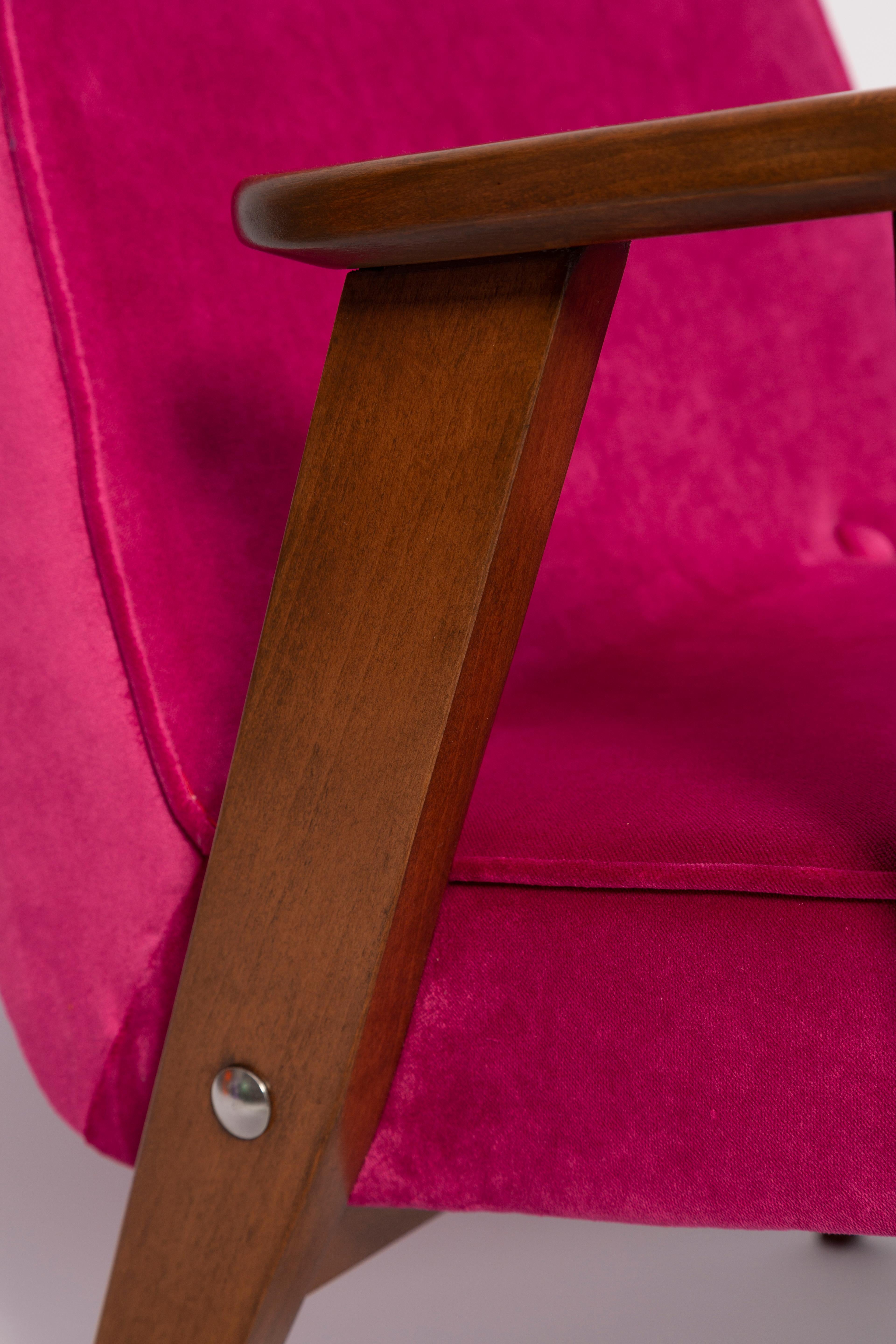 Hand-Crafted Mid-Century 366 Armchair in Pink Velvet, by Jozef Chierowski, Europe 1960s For Sale