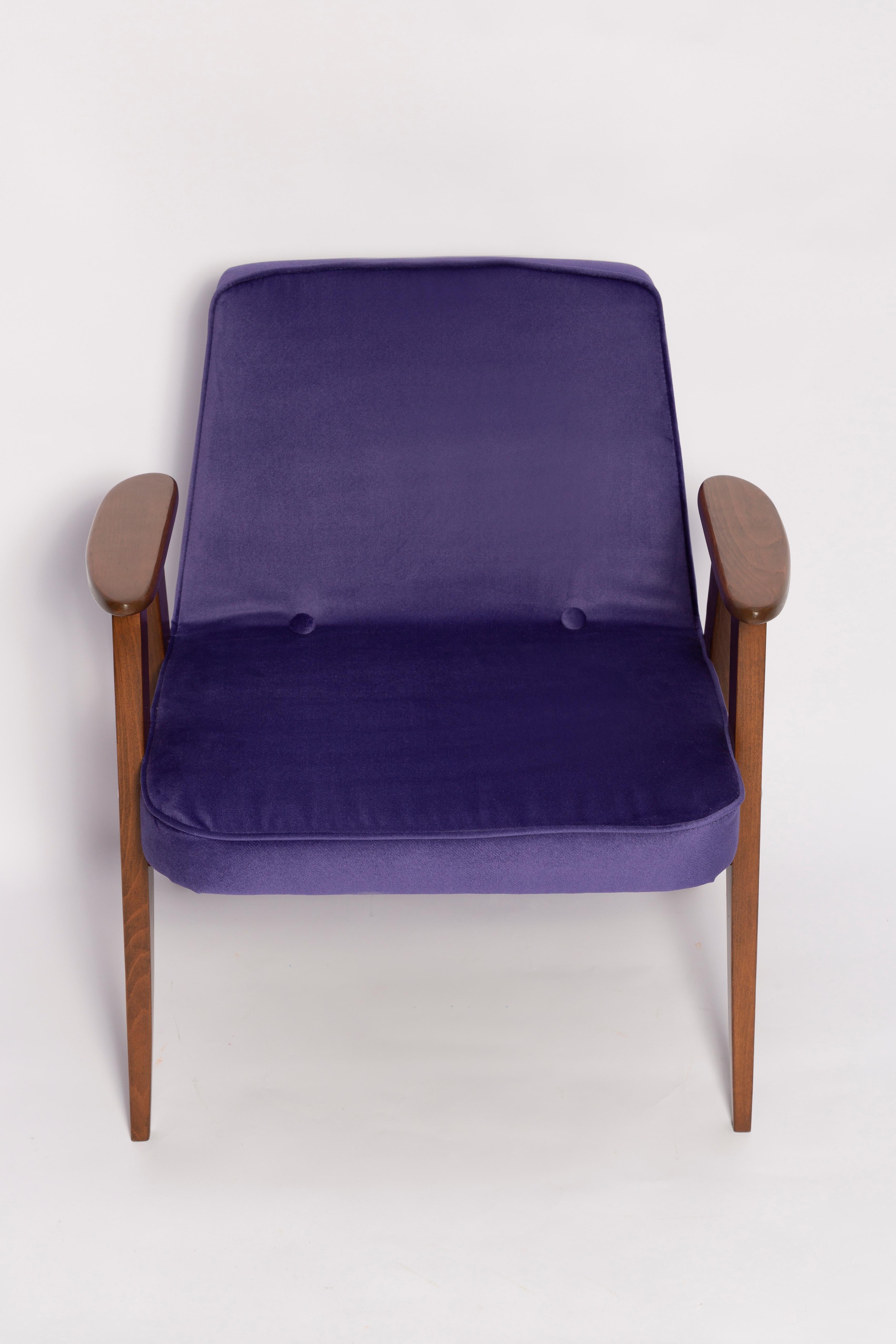 Mid-Century 366 Armchair in Purple Velvet, by Jozef Chierowski, Europe 1960s For Sale 4