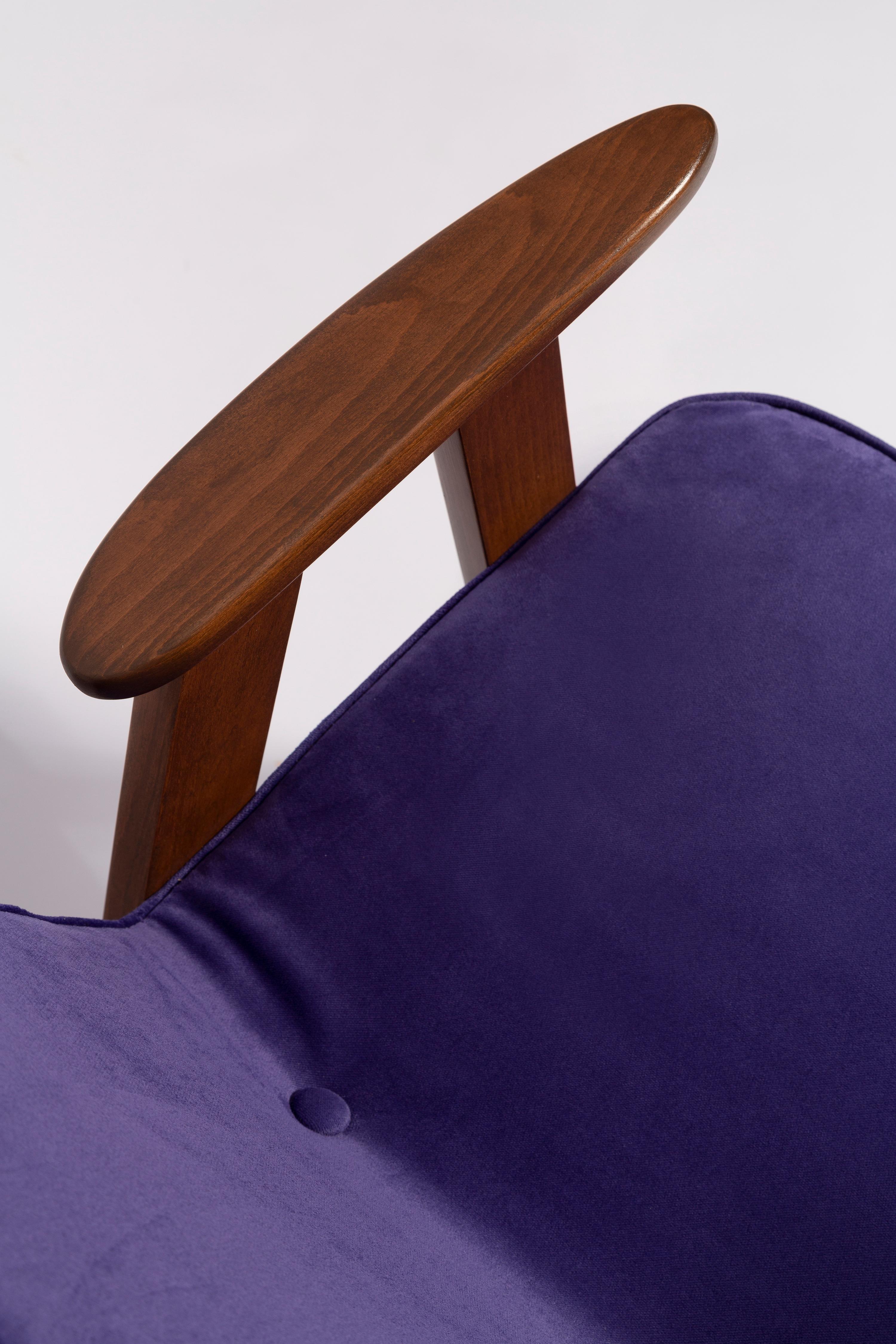 Hand-Crafted Mid-Century 366 Armchair in Purple Velvet, by Jozef Chierowski, Europe 1960s For Sale