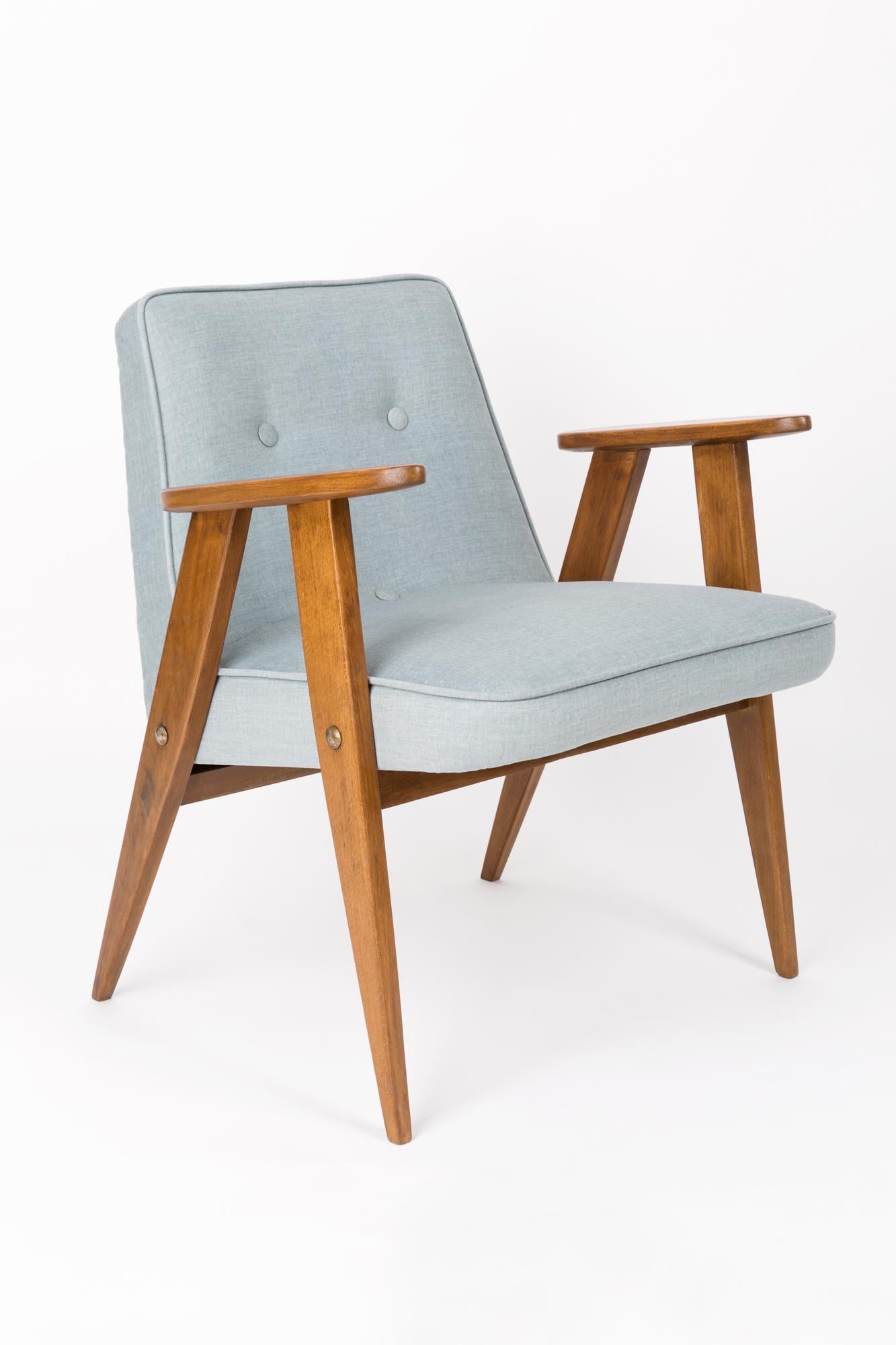 La poltrona 366 è un'icona del design polacco del periodo PRL.

La famosa poltrona è stata progettata nel 1962 dall'interior designer e designer di mobili polacco Jozef Marian Chierowski. Prodotto nella Lower Silesian Furniture Factory di