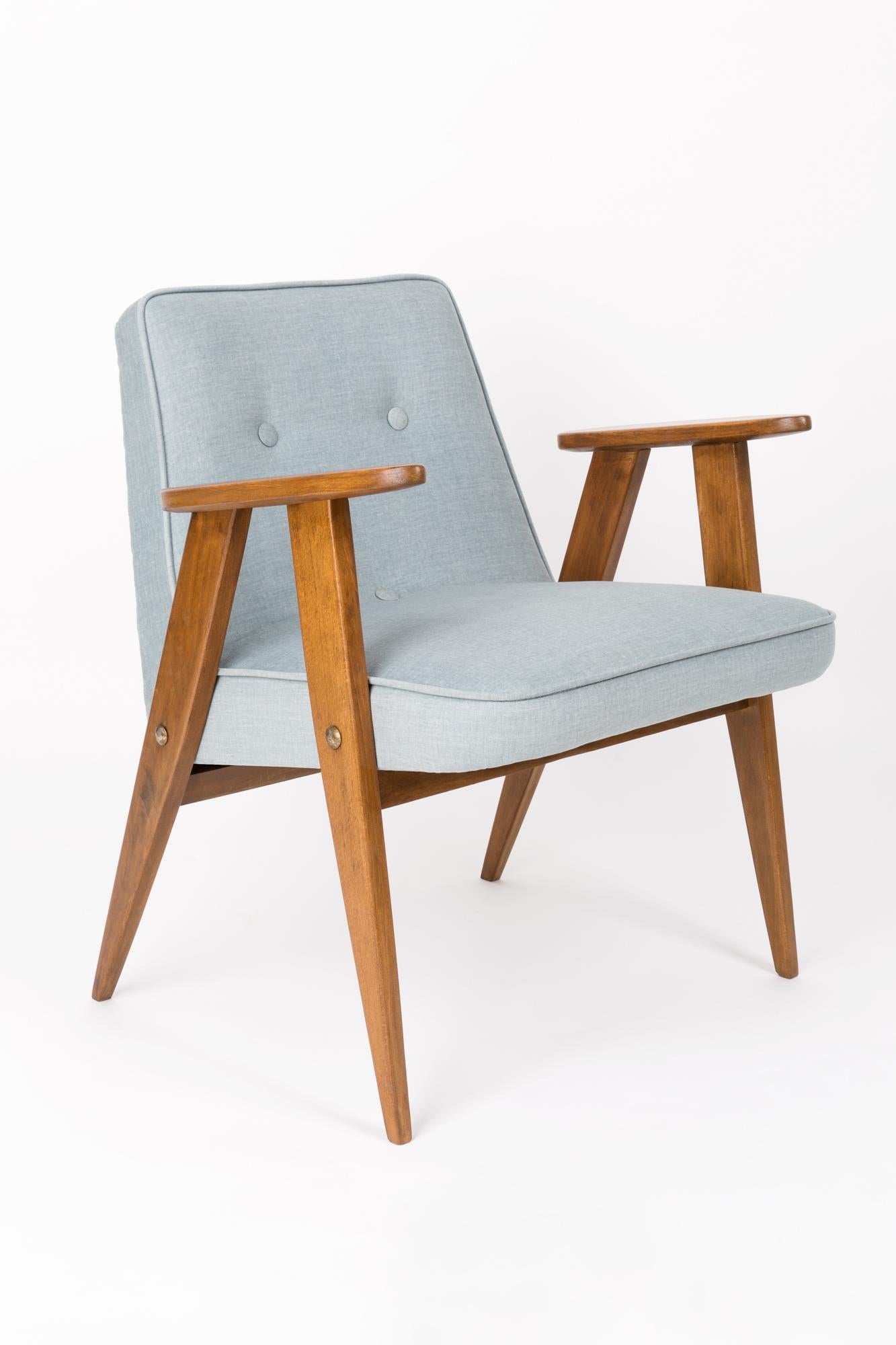 Der Sessel 366 ist eine Ikone des polnischen Designs aus der Zeit der PRL.

Der berühmte Sessel wurde 1962 von dem polnischen Innenarchitekten und Möbeldesigner Jozef Marian Chierowski entworfen. Produziert in der Niederschlesischen Möbelfabrik in
