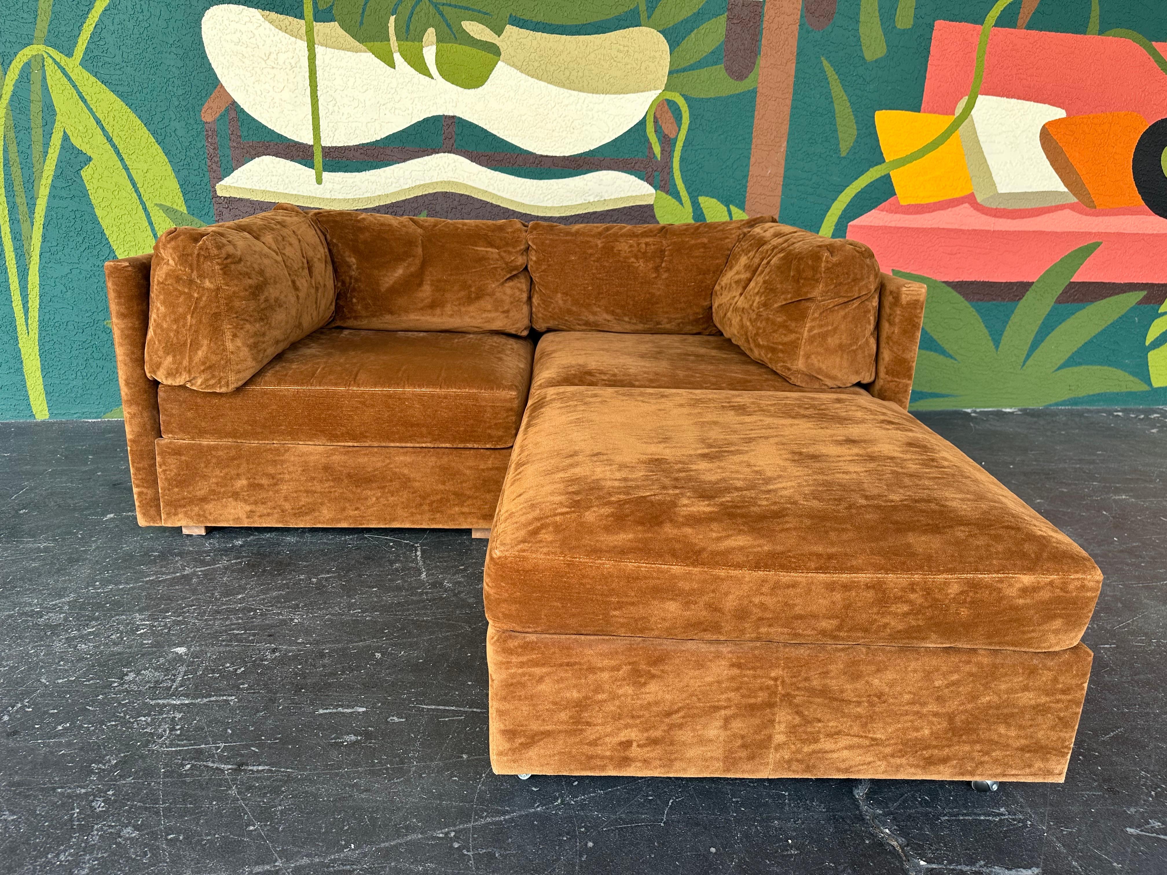Vintage Mid Century Modern 3 Stück modulare Sektional Loveseat Sofa in braunem Velours gepolstert. Das Set besteht aus zwei Eckstücken auf quadratischen Holzbeinen und einer passenden Ottomane auf Rollen. Mehrere Konfigurationsmöglichkeiten: