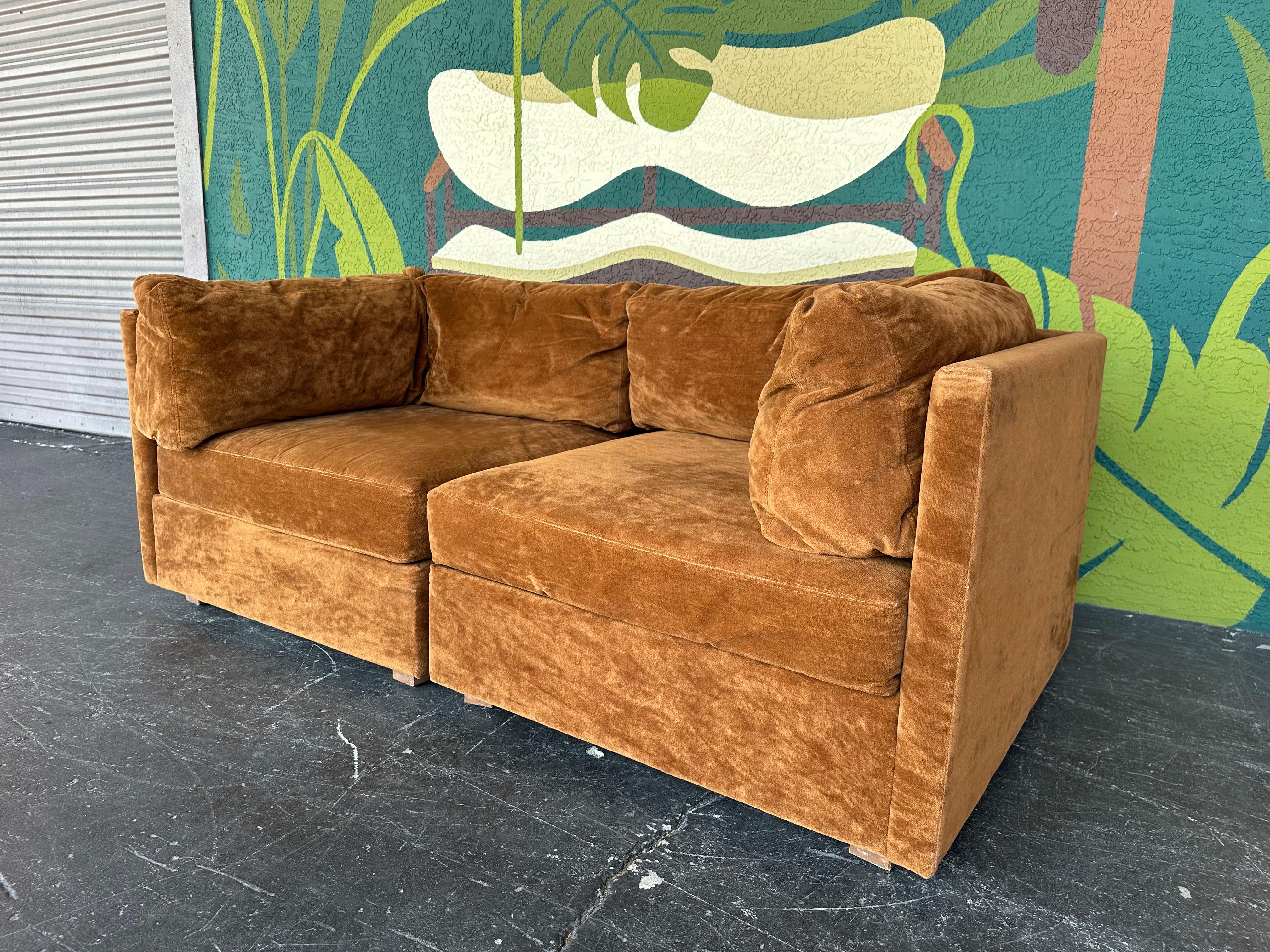 Mid Century 3pc Modular Braun Velours Loveseat Sektional (Moderne der Mitte des Jahrhunderts) im Angebot