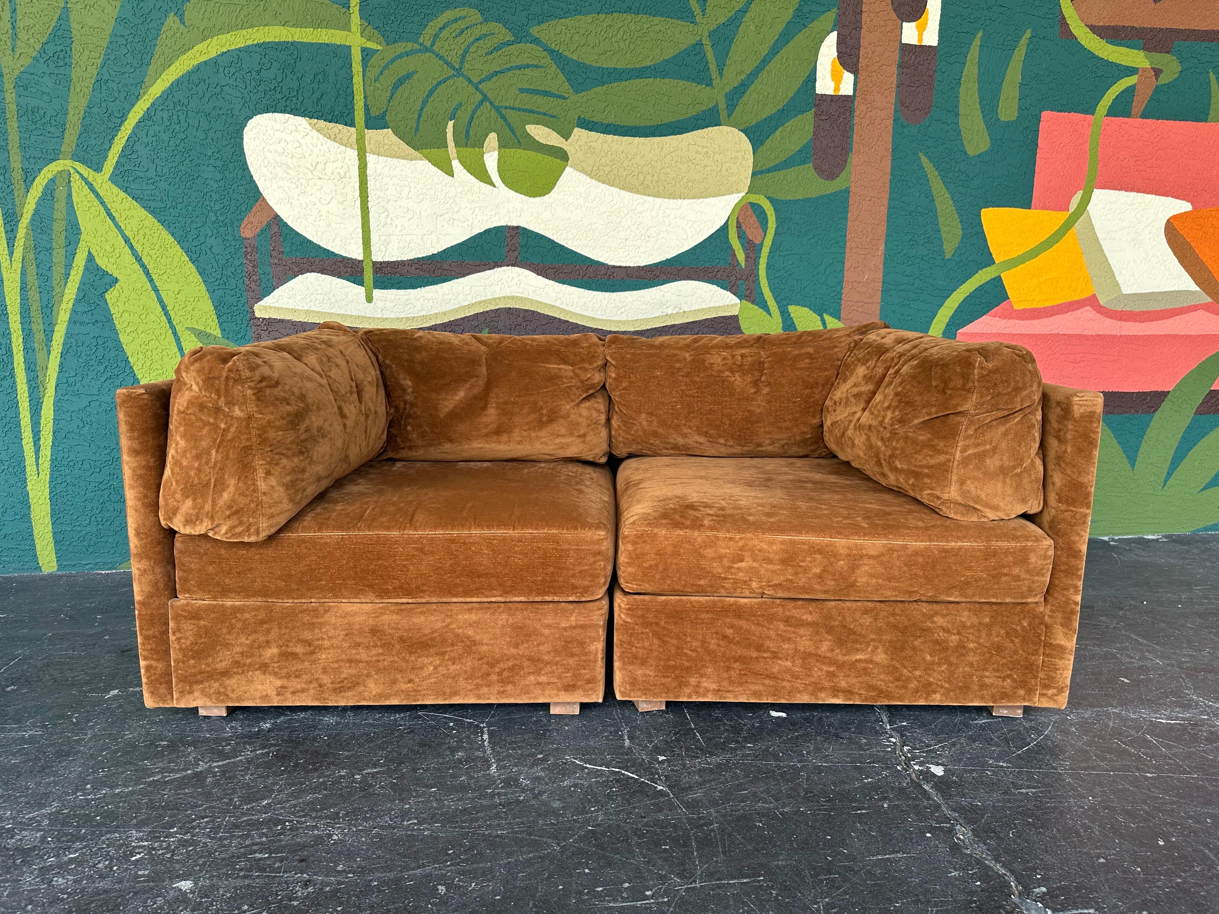 Mid Century 3pc Modular Braun Velours Loveseat Sektional (amerikanisch) im Angebot