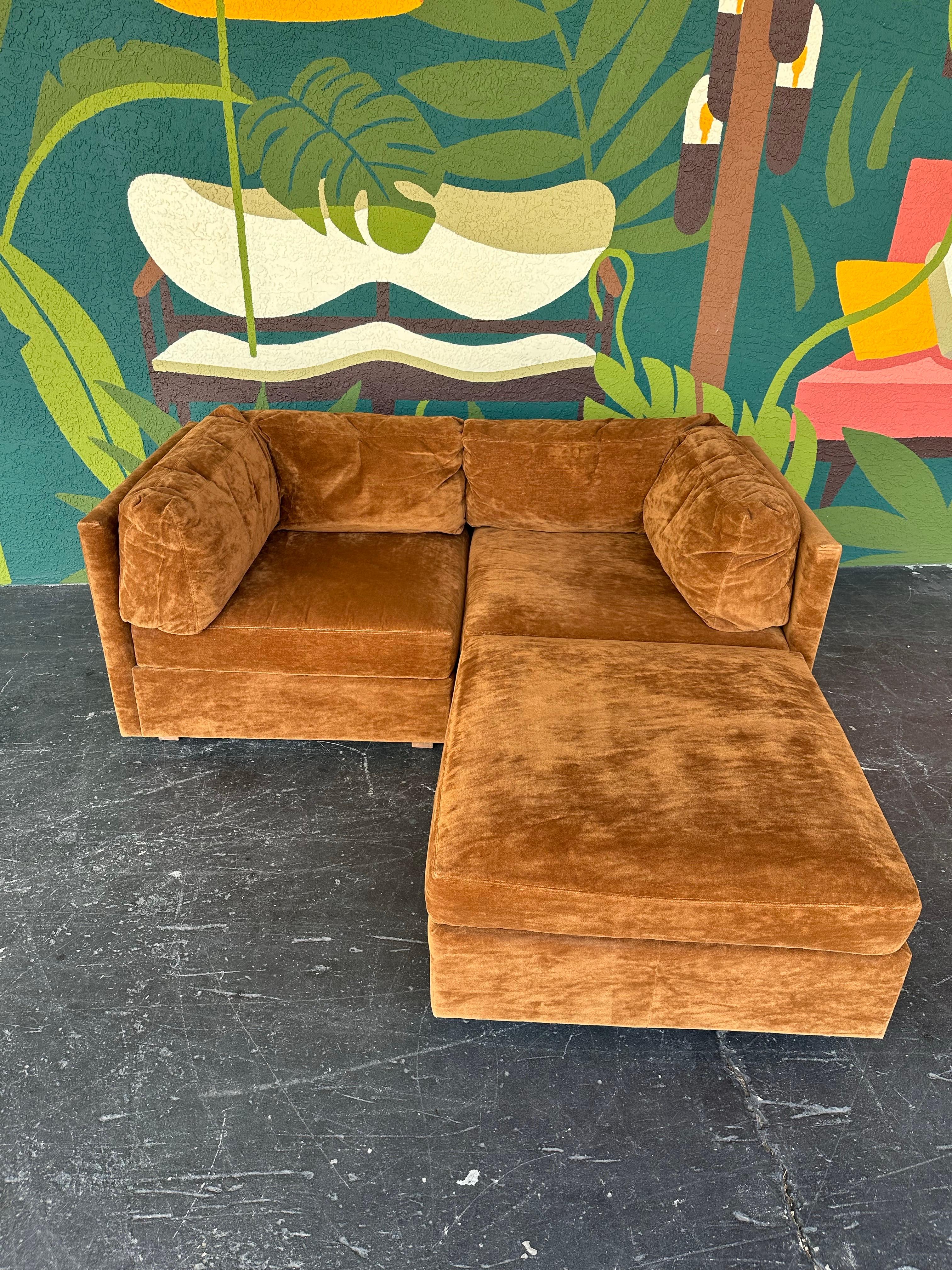 Mid Century 3pc Modular Braun Velours Loveseat Sektional im Zustand „Gut“ im Angebot in Lutz, FL