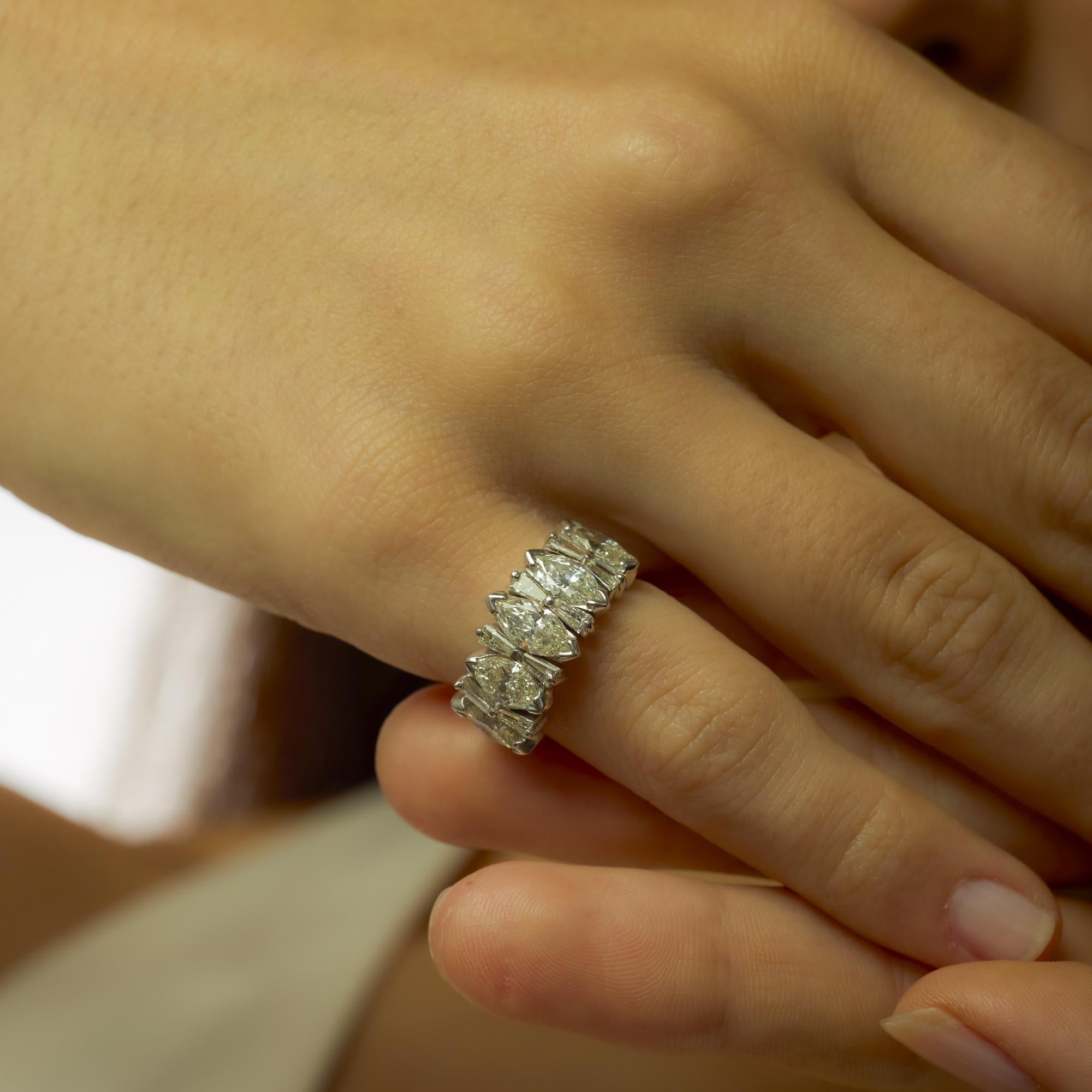 Cette bague audacieuse du milieu du siècle dernier, datant des années 1960, présente un arrangement frappant de treize diamants de taille marquise et baguette effilée, totalisant 4,00 carats. Les diamants, de couleur J-K et de pureté SI, sont sertis