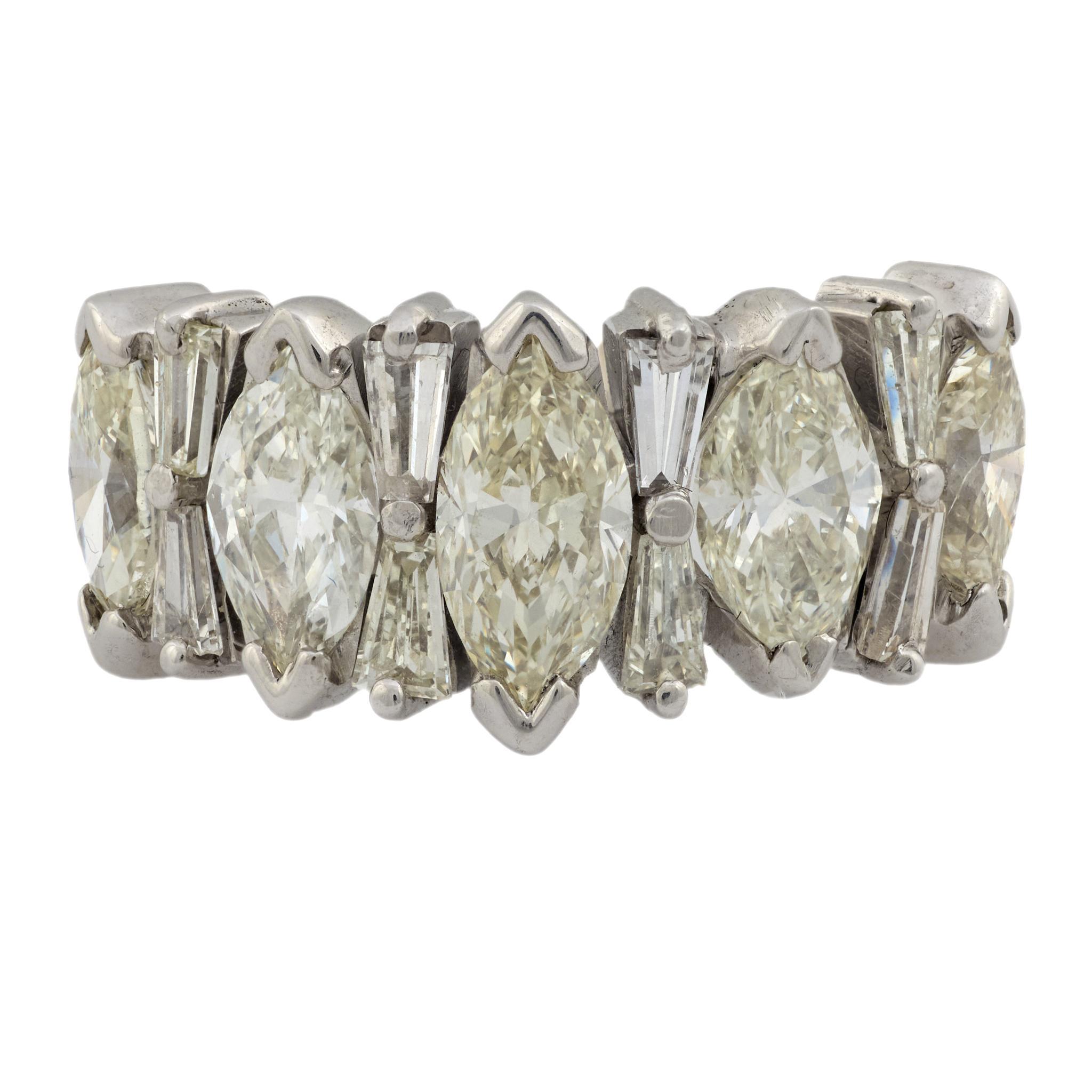 Bague d'éternité en or blanc 14k avec diamant de 4 carats (poids total) de style Mid Century Bon état - En vente à Beverly Hills, CA