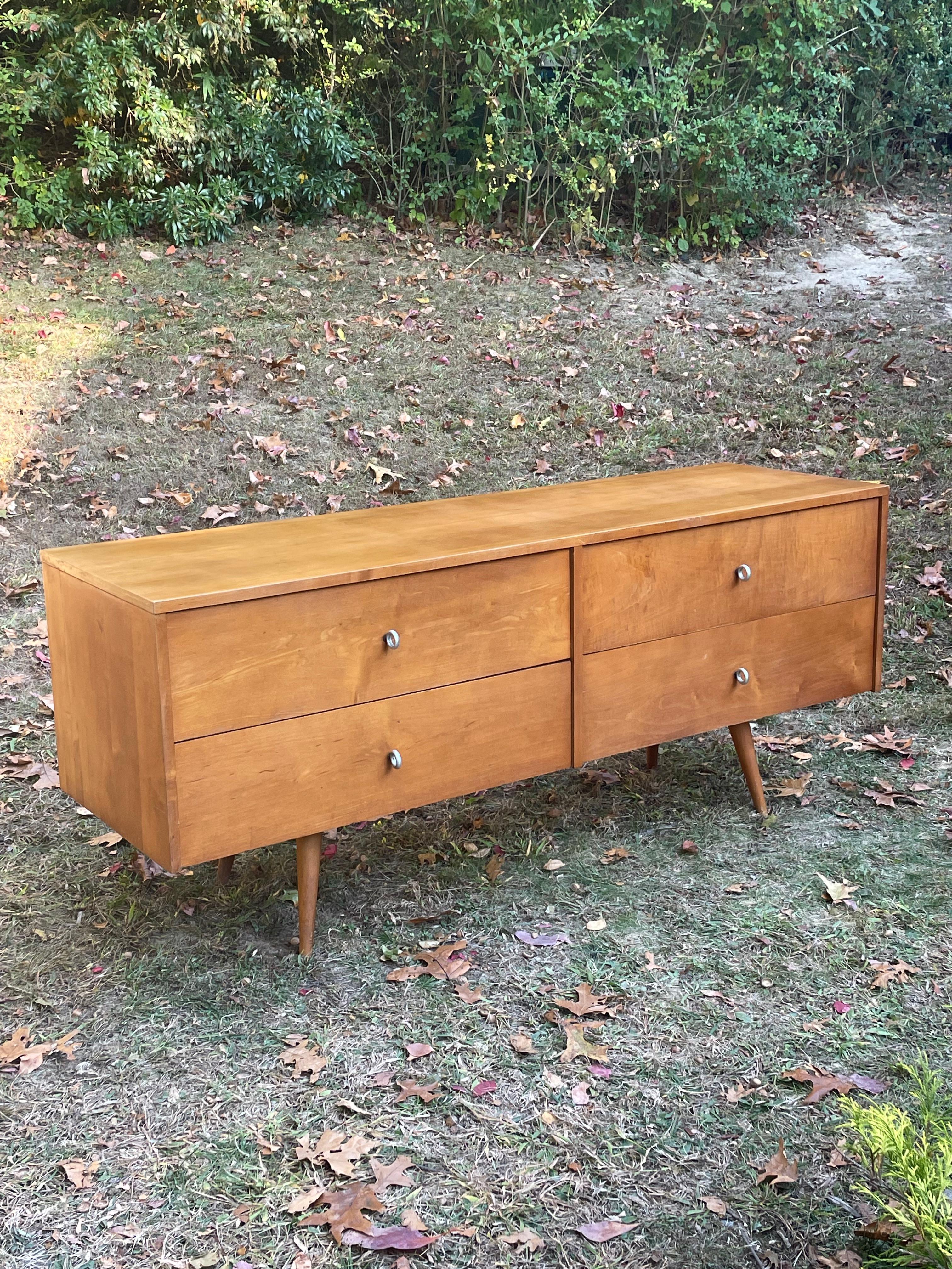 Cómoda/Credenza Mid Century 4 cajones de perfil bajo by Paul McCobb Moderno de mediados de siglo en venta
