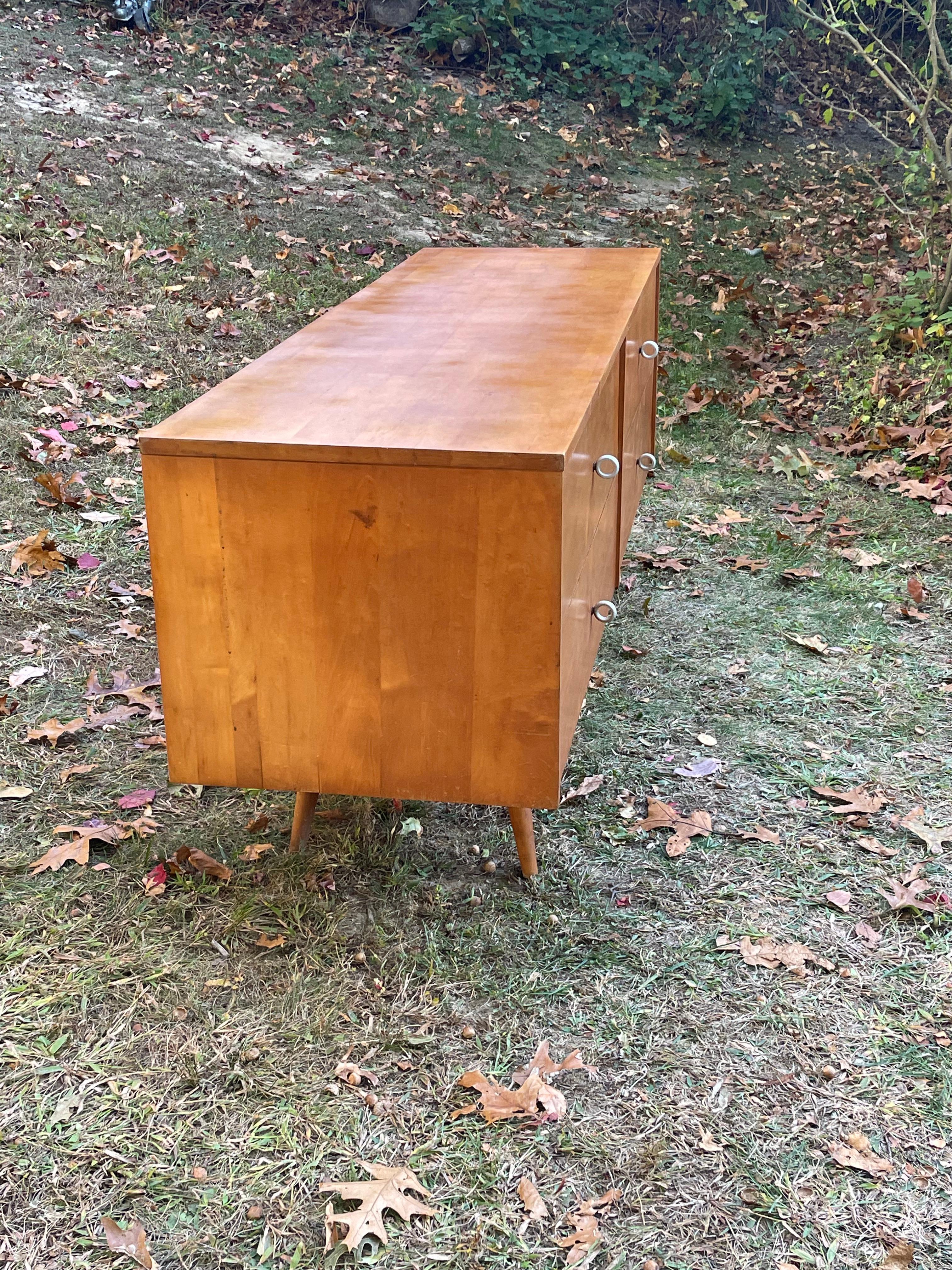 Cómoda/Credenza Mid Century 4 cajones de perfil bajo by Paul McCobb en Bueno estado para la venta en New York, NY