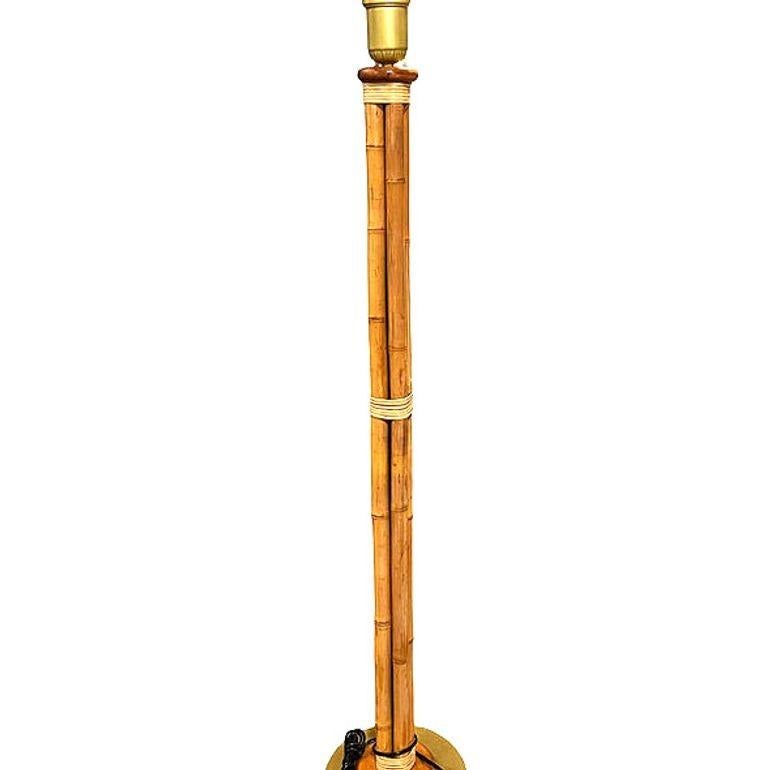 Metà XX secolo Lampada da terra a 4 fili in rattan e vimini con base in ottone del Mid-Century in vendita