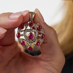 Colgante de mediados de siglo con un rubí de 4,00 quilates, diamantes, oro amarillo de 18 quilates y plata
