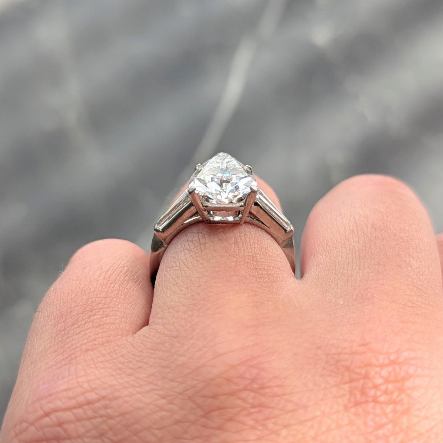 Medio Siglo 4.04 CTW Diamante Pera Platino Anillo de Compromiso Vintage Tres Piedras en venta 4