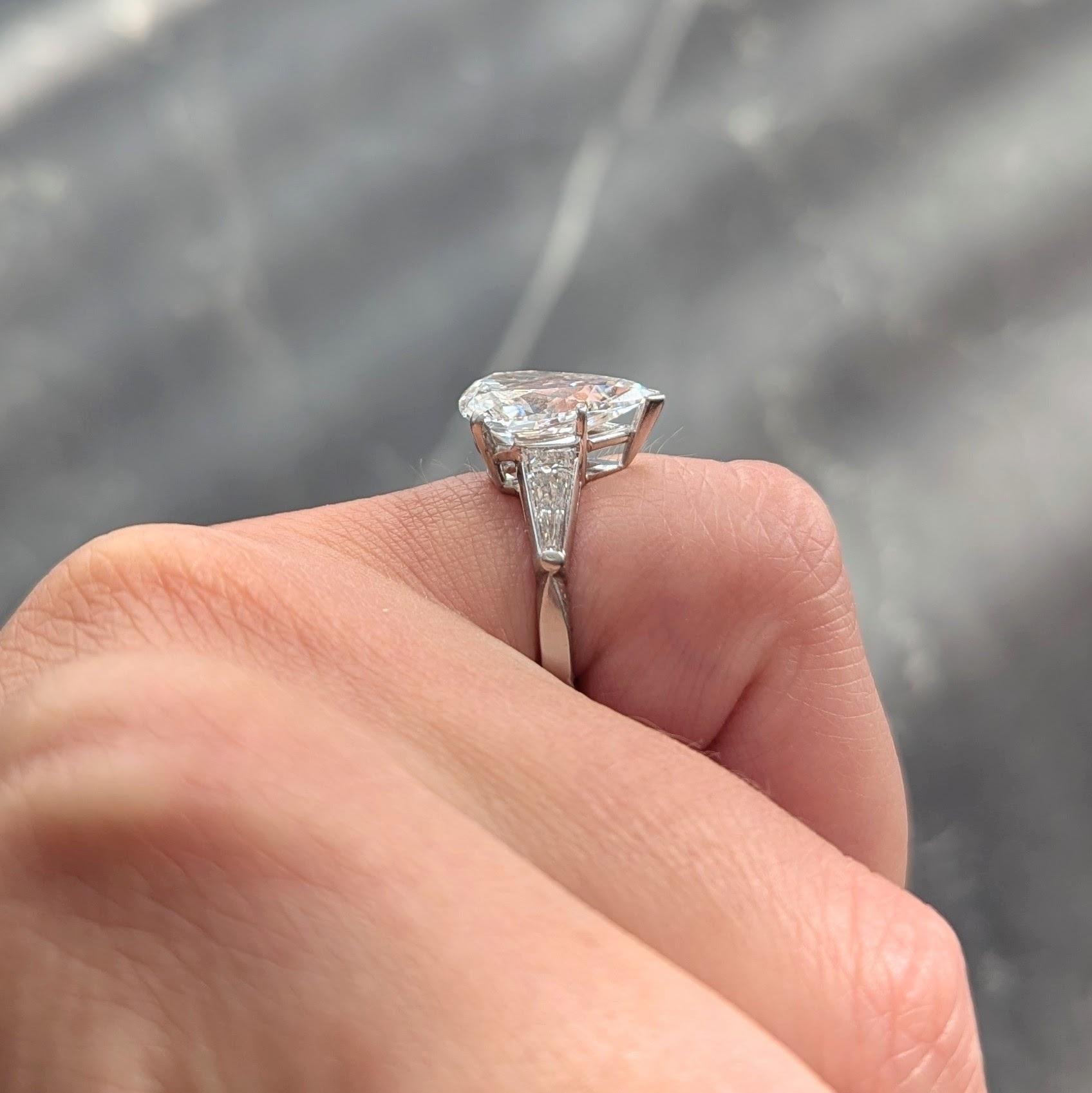 Medio Siglo 4.04 CTW Diamante Pera Platino Anillo de Compromiso Vintage Tres Piedras en venta 5