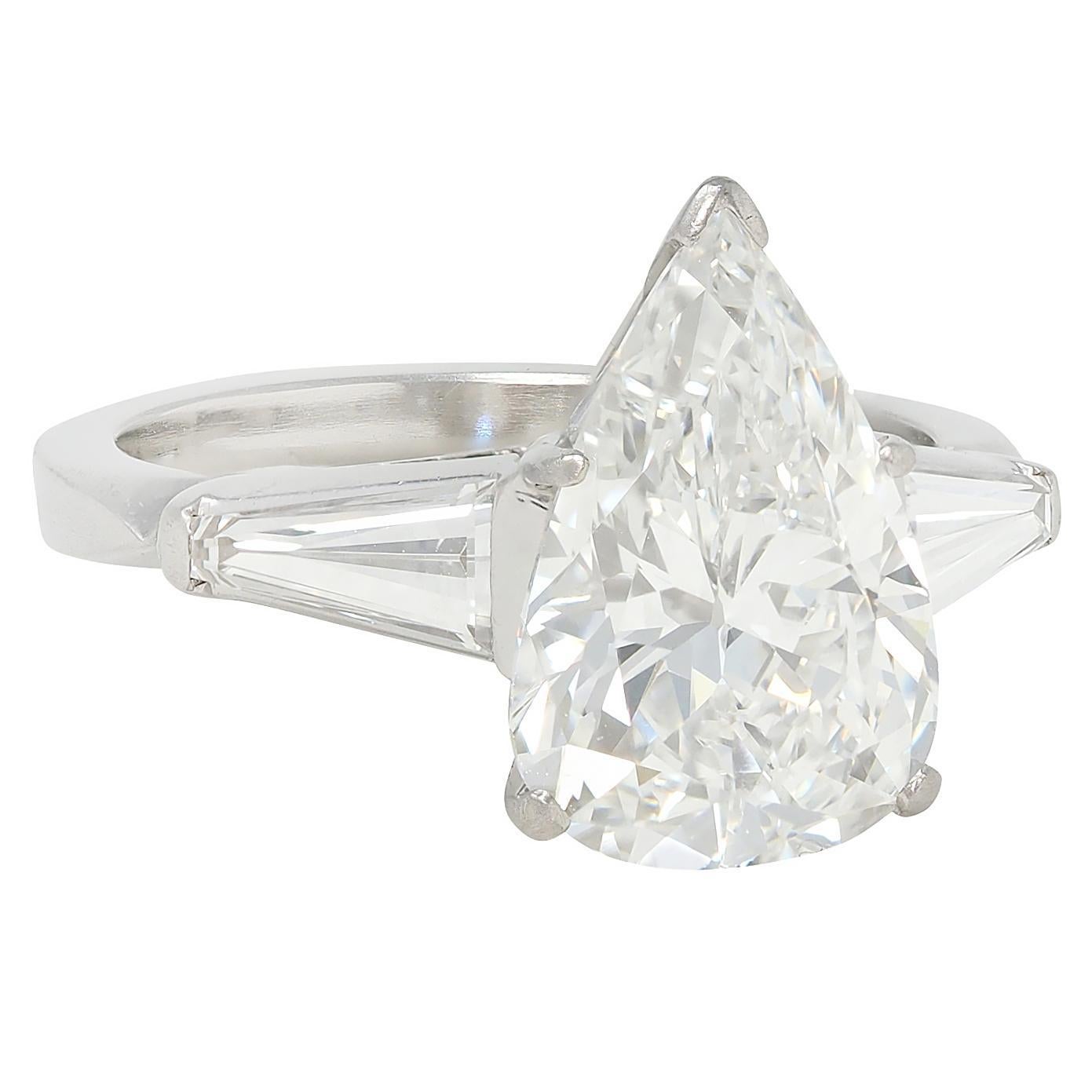 Medio Siglo 4.04 CTW Diamante Pera Platino Anillo de Compromiso Vintage Tres Piedras Moderno en venta