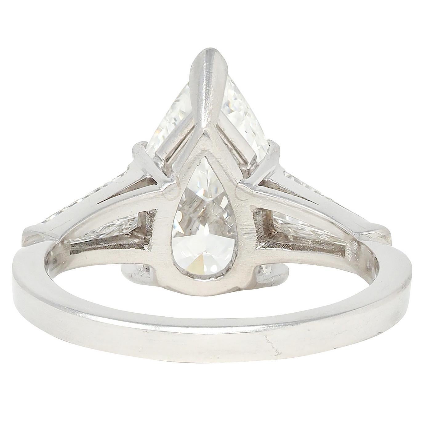 Medio Siglo 4.04 CTW Diamante Pera Platino Anillo de Compromiso Vintage Tres Piedras en Excelente estado para la venta en Philadelphia, PA
