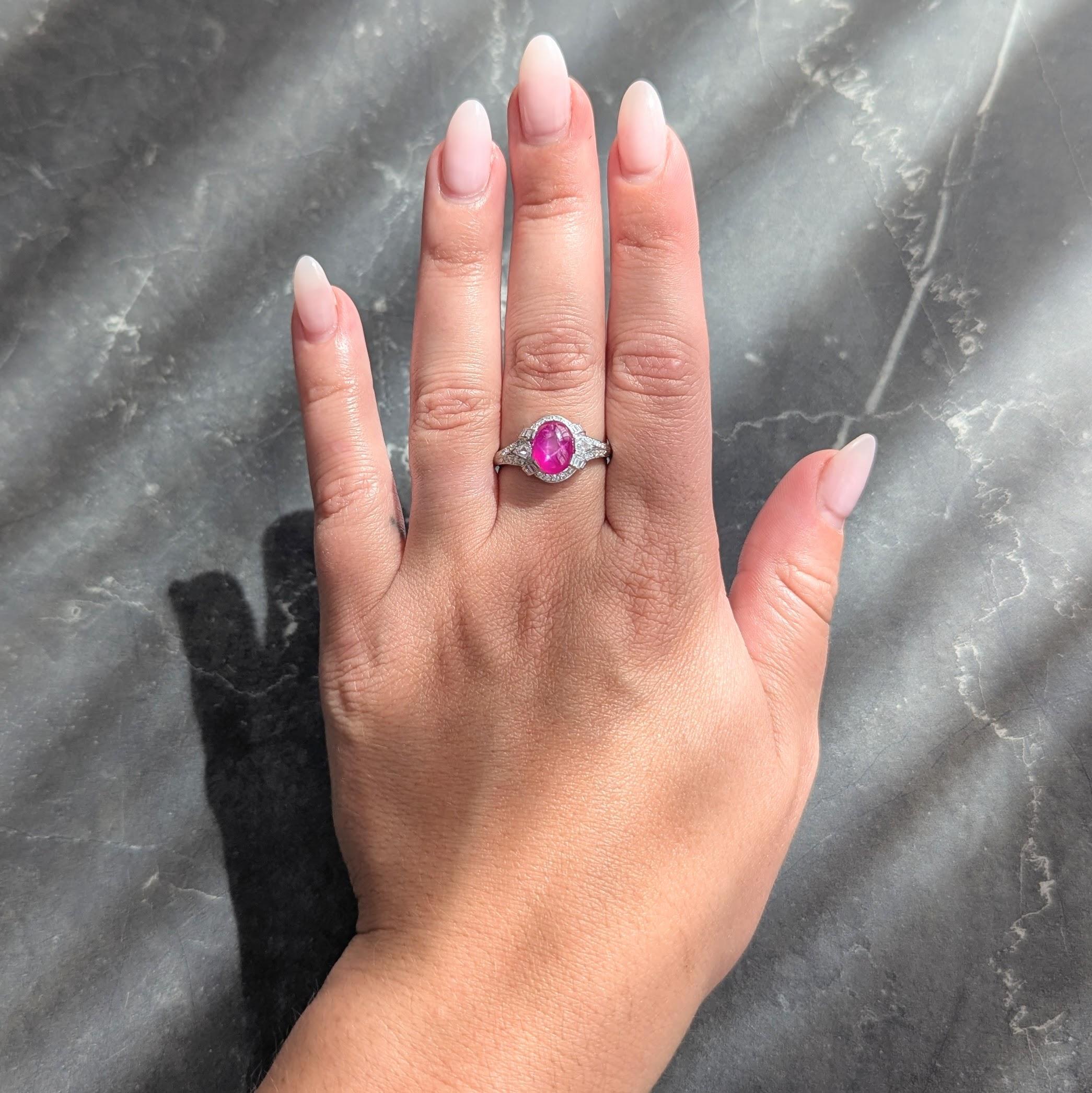 Al centro un rubino cabochon di forma ovale del peso totale di circa 3.43 carati.
Rosso violaceo medio traslucido - con un sottile asterismo di quattro punti.
Con rebbi a forma di linguetta, ciascuno dei quali incastonato con diamanti taglio