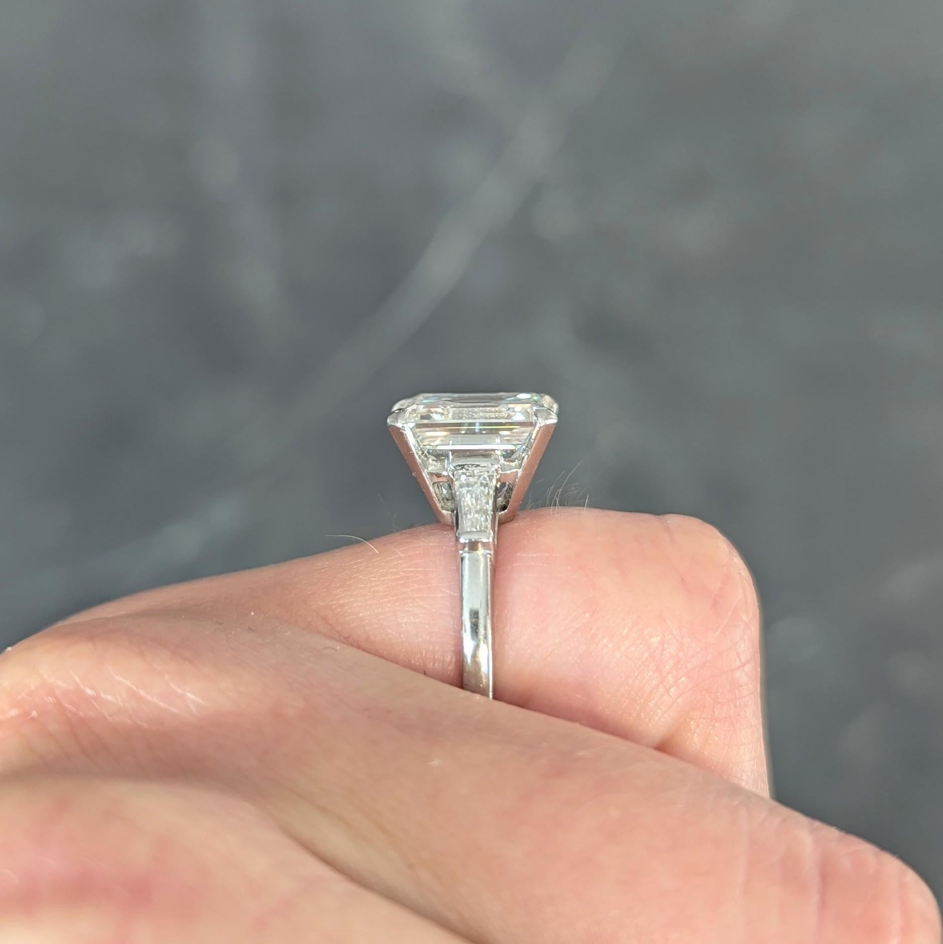 Anello di fidanzamento vintage con tre pietre in platino da 4,12 CTW, di metà secolo, GIA in vendita 8
