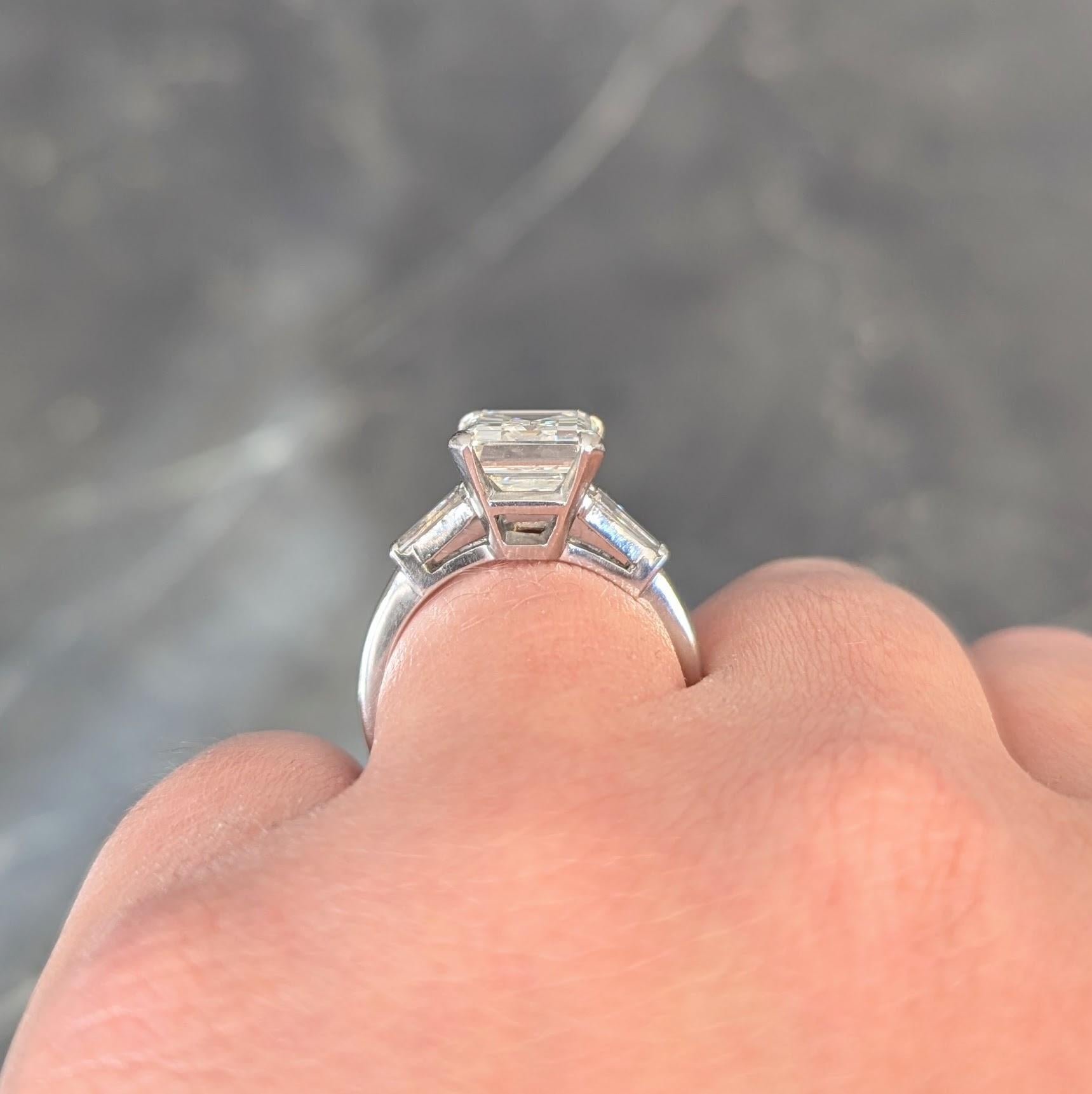 Anello di fidanzamento vintage con tre pietre in platino da 4,12 CTW, di metà secolo, GIA in vendita 9