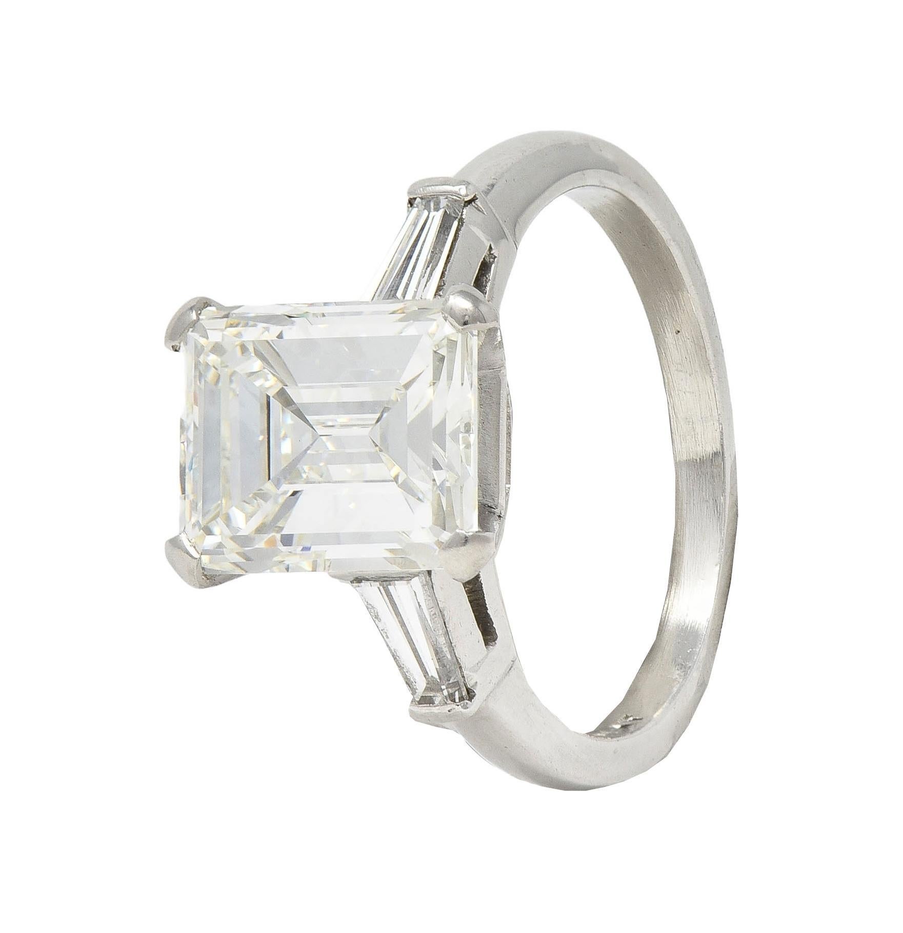 Anello di fidanzamento vintage con tre pietre in platino da 4,12 CTW, di metà secolo, GIA In condizioni ottime in vendita a Philadelphia, PA