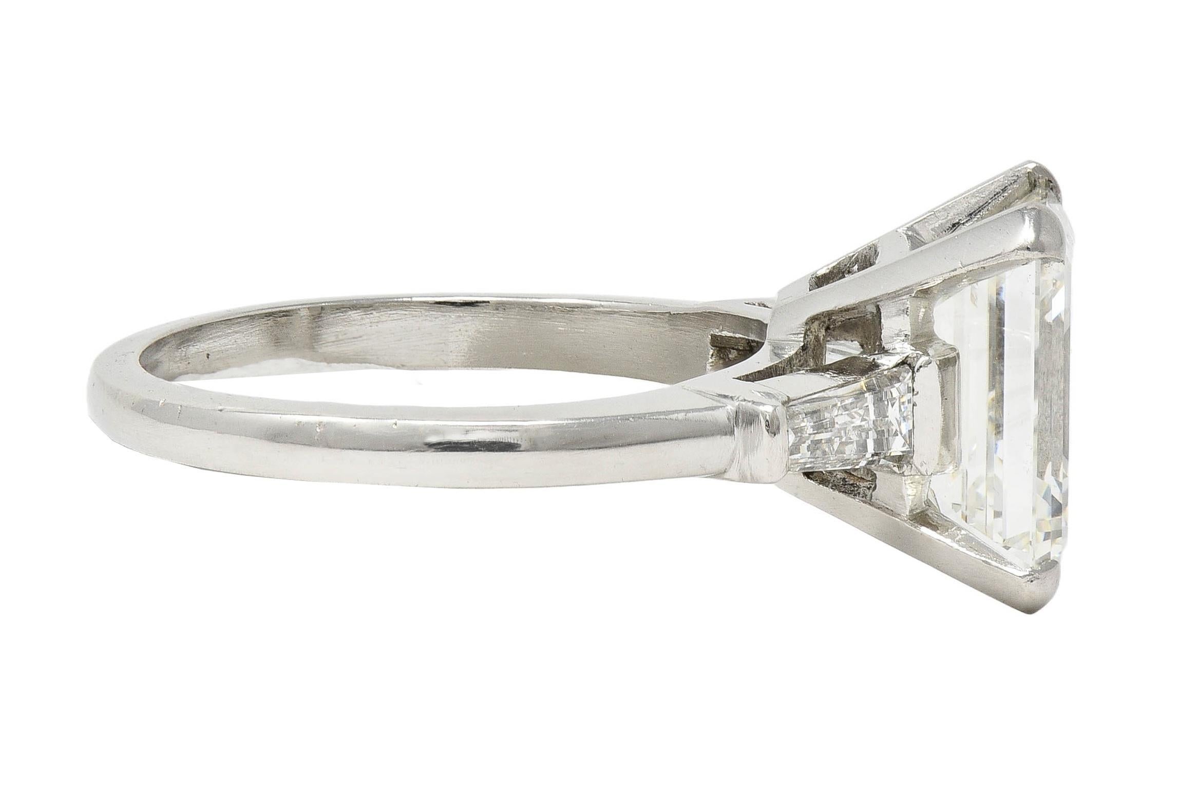 da uomo o donna Anello di fidanzamento vintage con tre pietre in platino da 4,12 CTW, di metà secolo, GIA in vendita