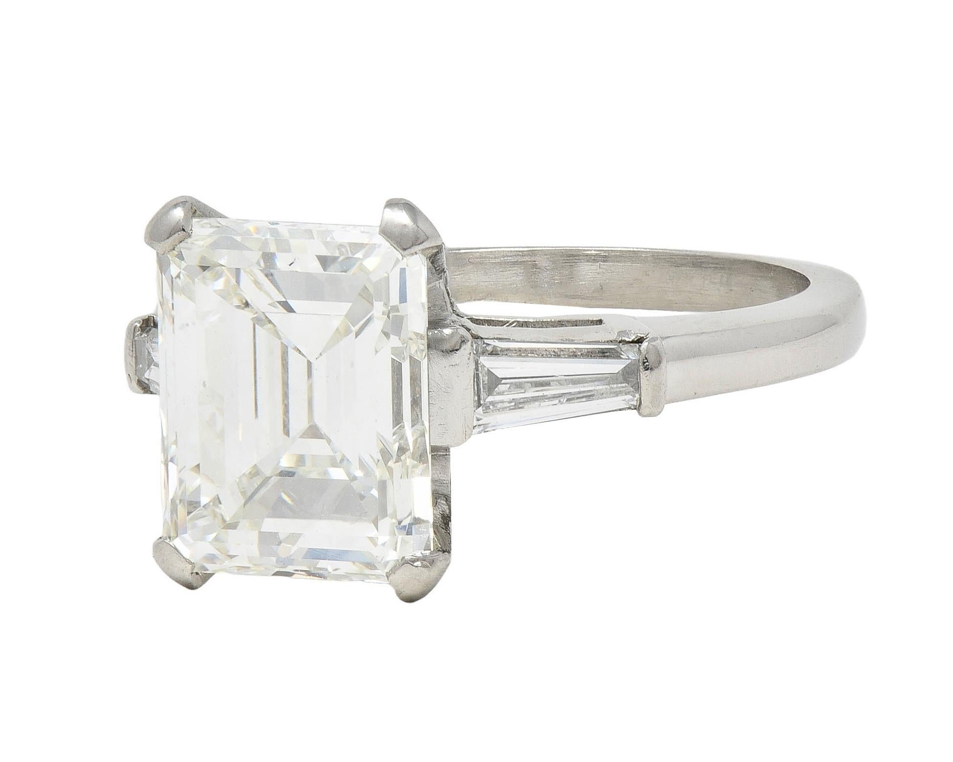 Anello di fidanzamento vintage con tre pietre in platino da 4,12 CTW, di metà secolo, GIA in vendita 3