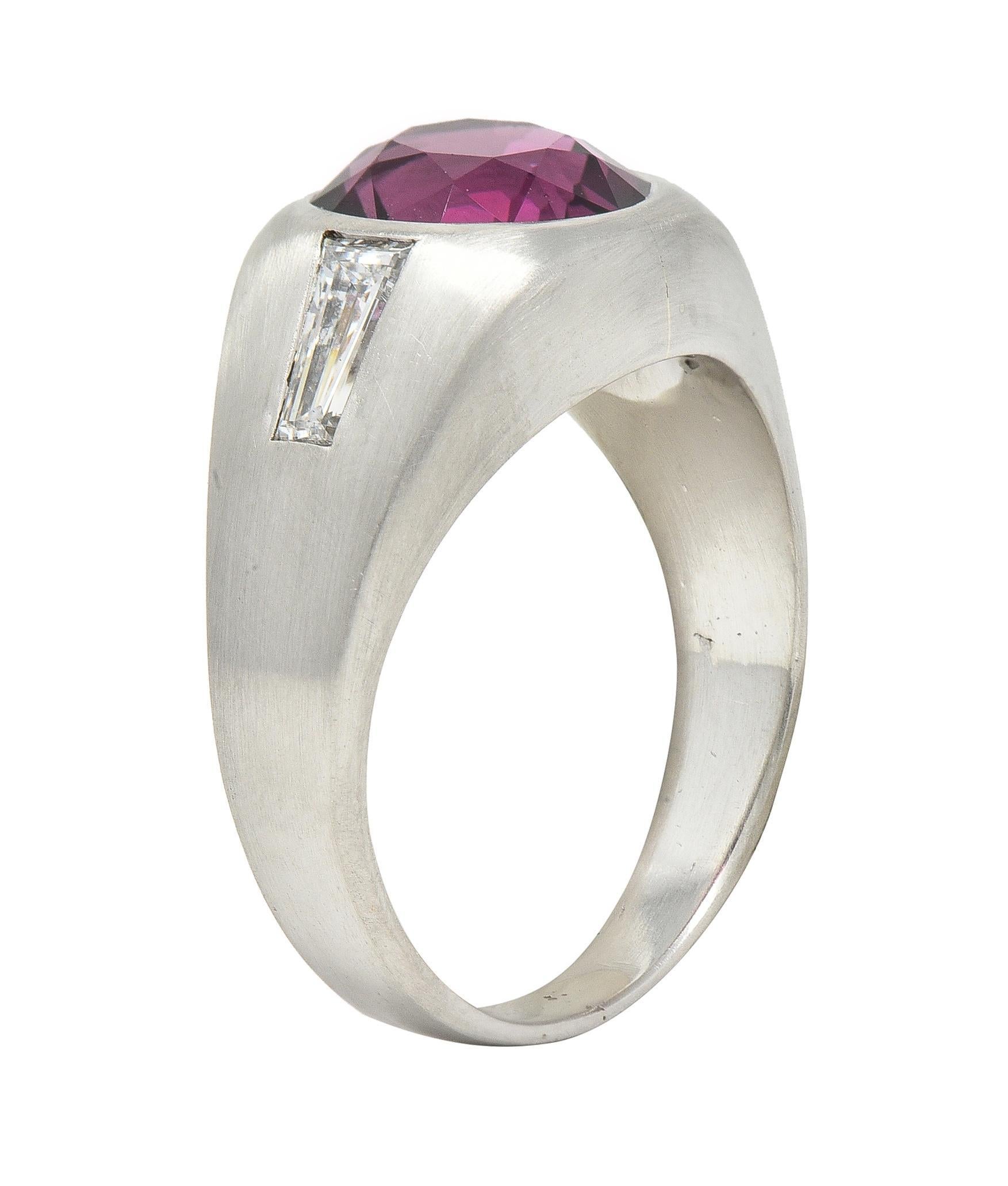 Mid-Century 4.12 CTW Garnet Diamond Platinum Vintage Unisex Signet Ring en vente 5