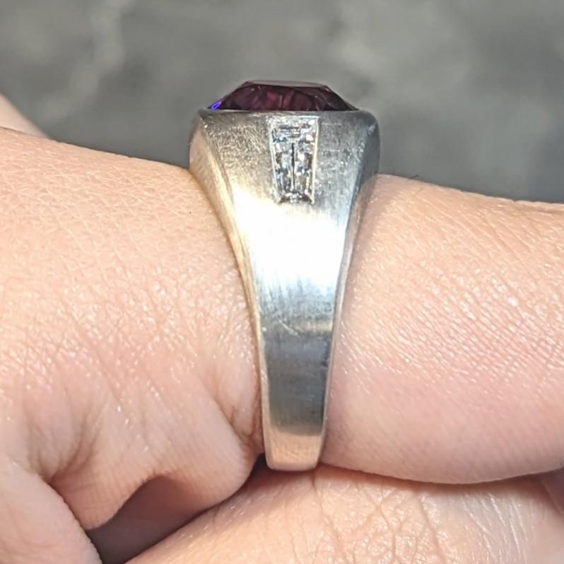 Mid-Century 4.12 CTW Garnet Diamond Platinum Vintage Unisex Signet Ring en vente 7
