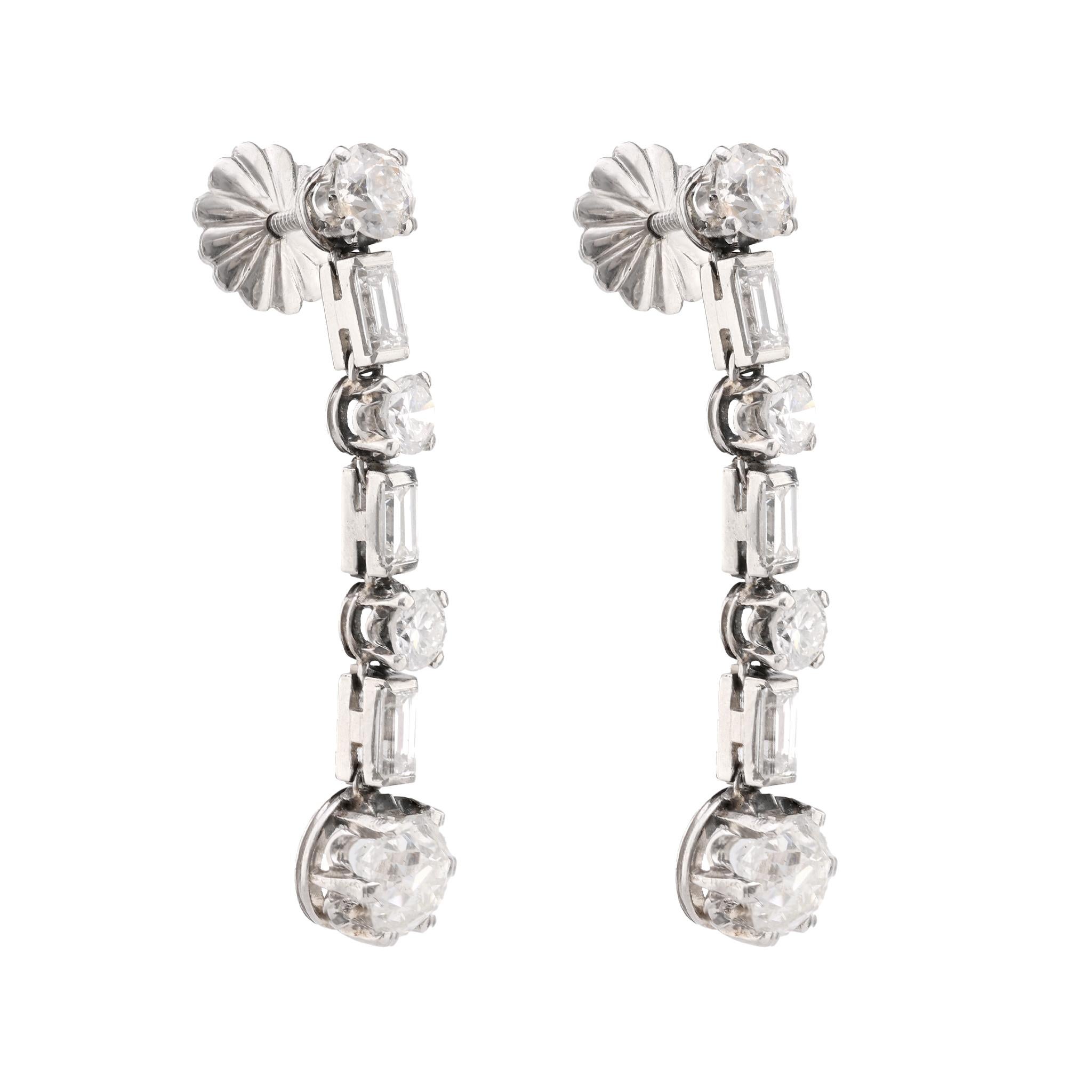 Taglio vecchia miniera Orecchini a goccia in platino con diamante di 4,2 carati di peso totale del Mid-Century in vendita