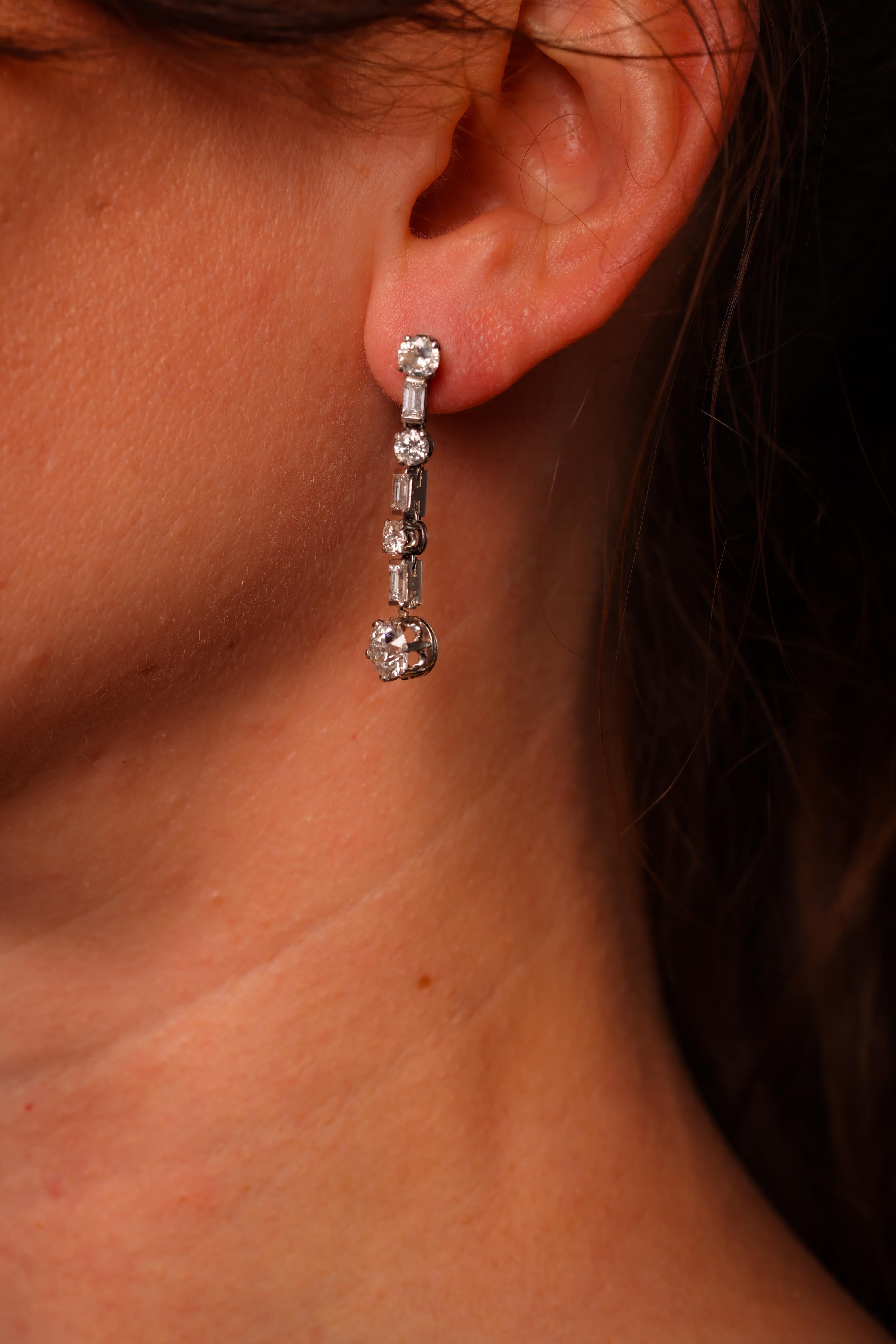 Orecchini a goccia in platino con diamante di 4,2 carati di peso totale del Mid-Century In condizioni ottime in vendita a Beverly Hills, CA