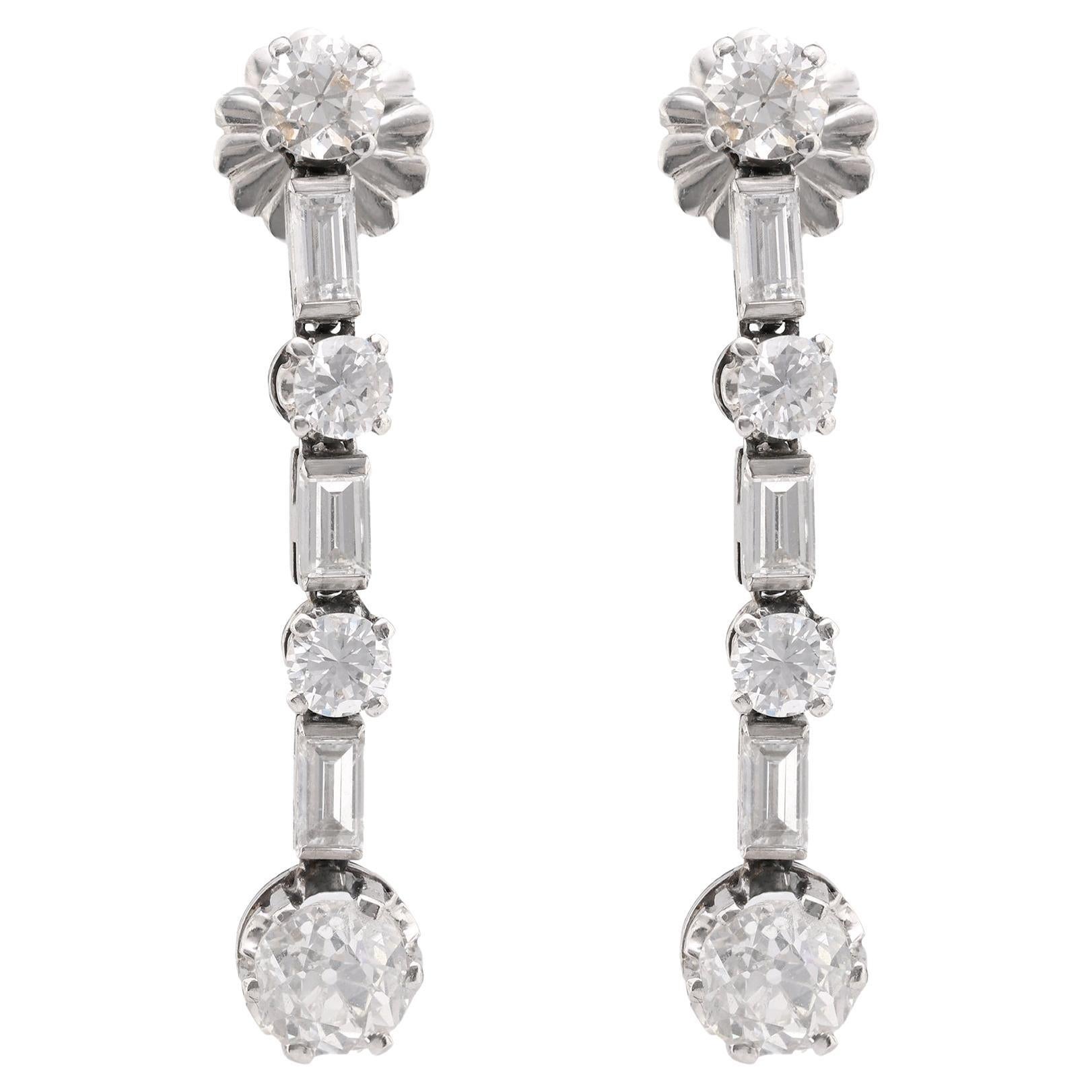 Boucles d'oreilles pendantes en platine de 4,2 carats de poids total de diamant du milieu du siècle dernier