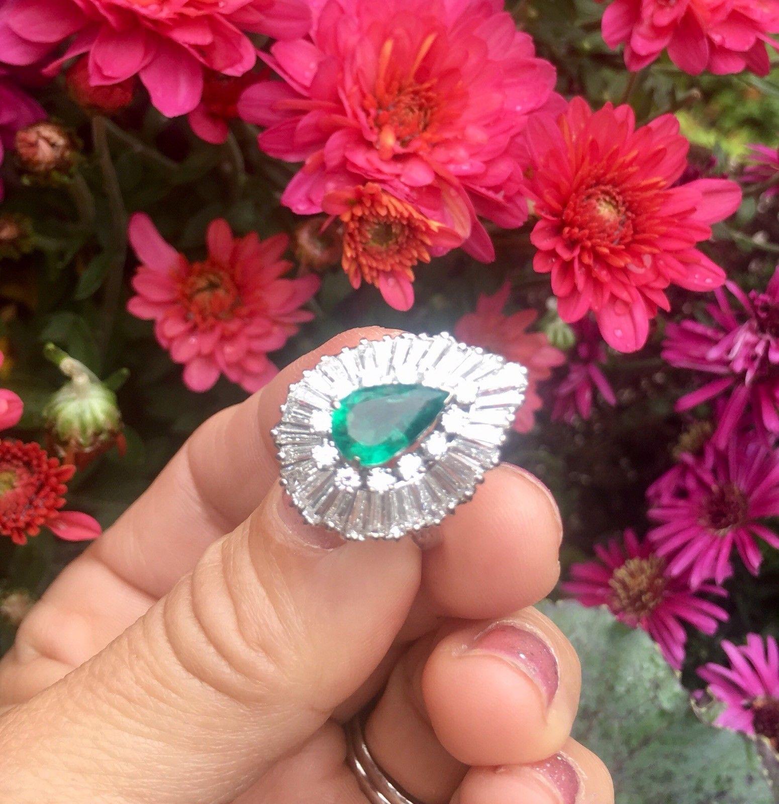 Baguette Cut Mid Century 4.20 Carat Emerald G-H VS Baguette Diamond Ballerina Cocktail Ring For Sale