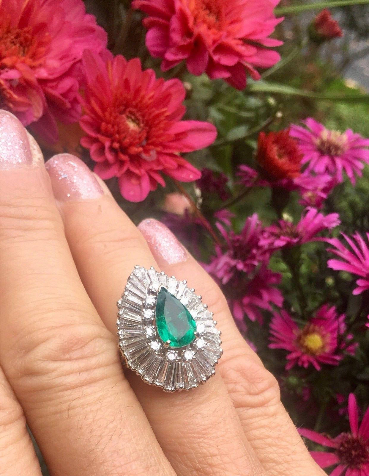 Mid Century 4.20 Carat Emerald G-H VS Baguette Diamond Ballerina Cocktail Ring For Sale 1