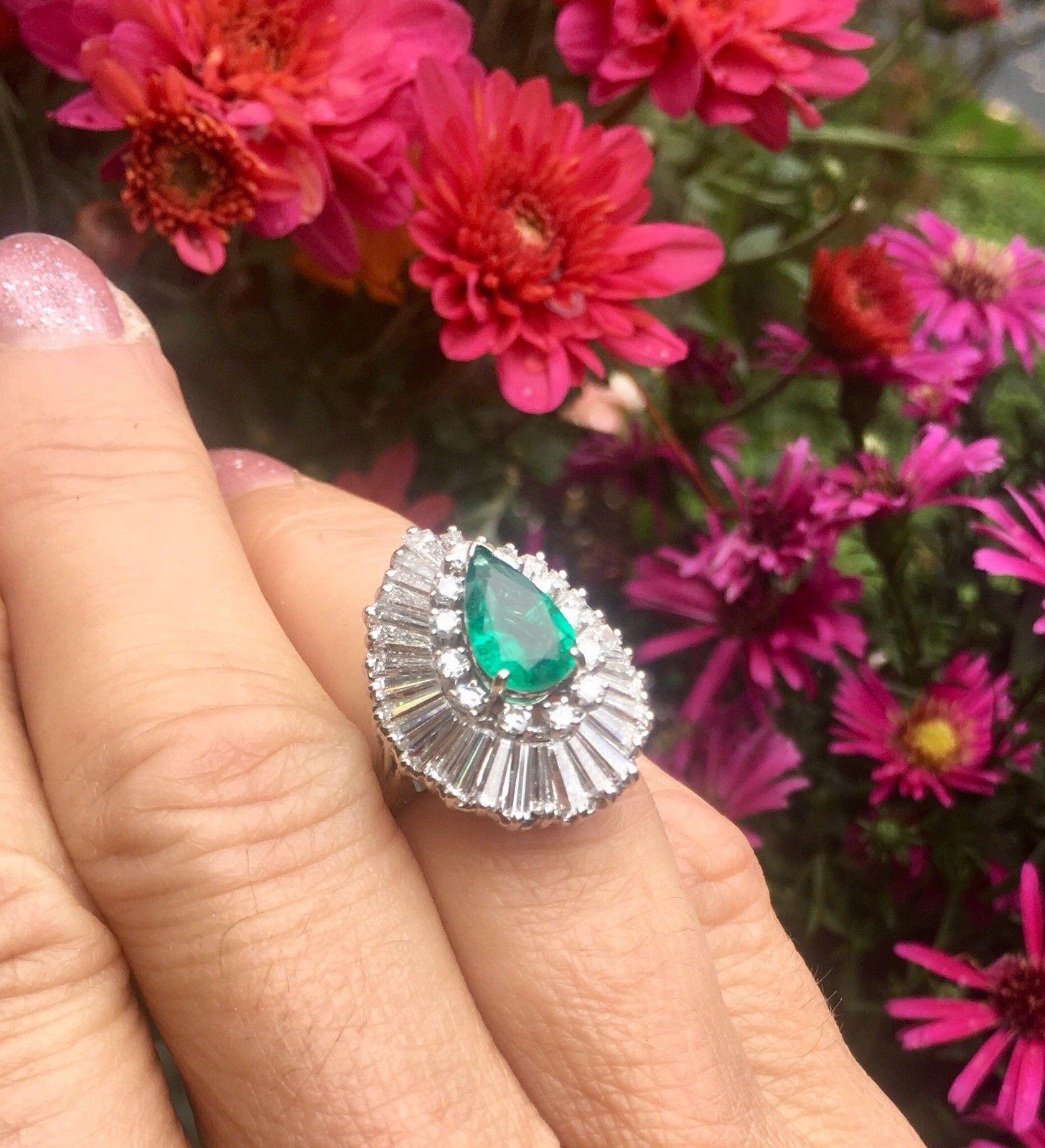 Mid Century 4.20 Carat Emerald G-H VS Baguette Diamond Ballerina Cocktail Ring For Sale 2