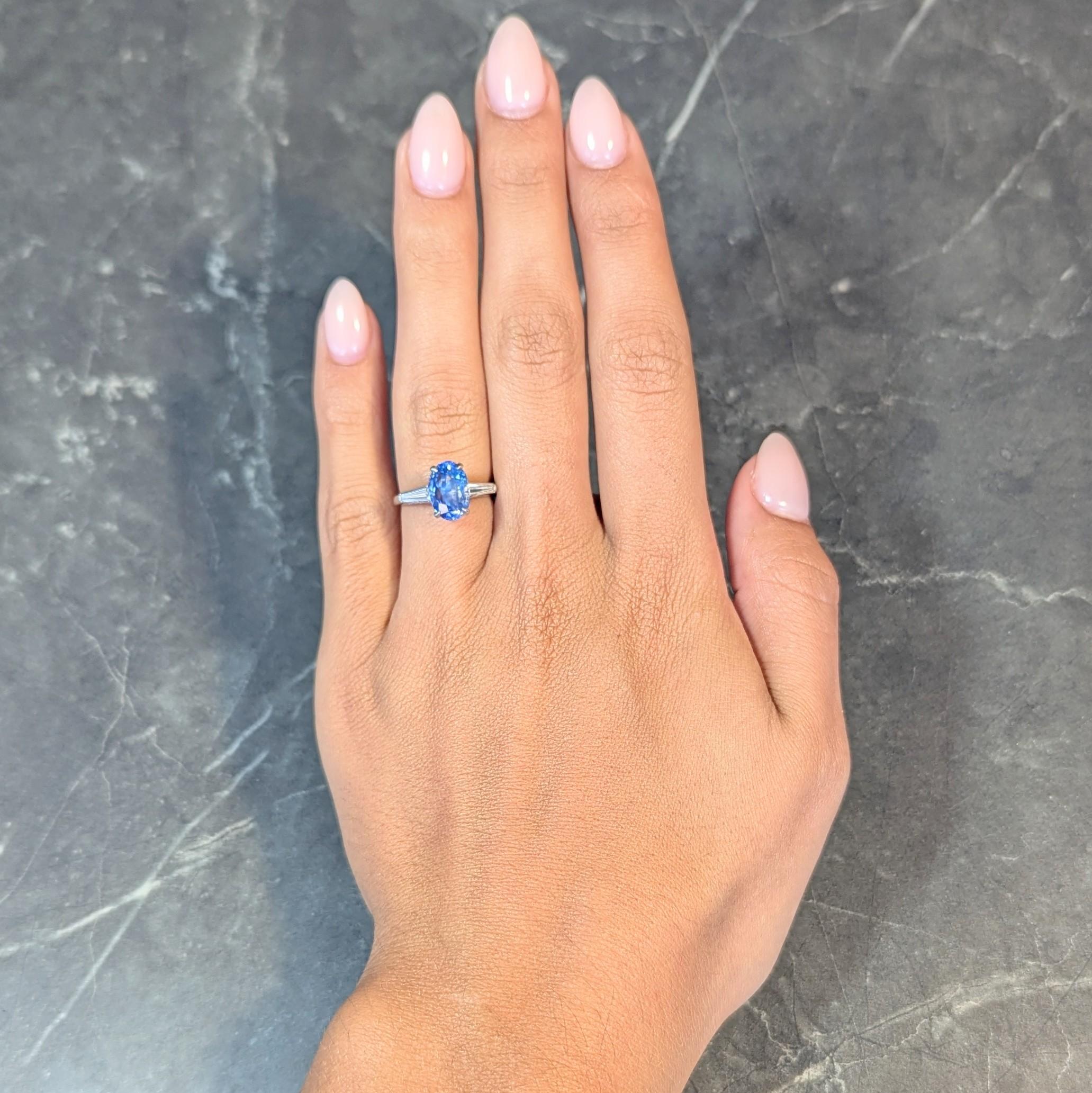 En el centro un zafiro talla oval de 4,03 quilates - azul medio claro transparente 
De origen natural de Ceilán (Sri Lanka), sin indicios de tratamiento térmico
Engastado en cesta y flanqueado por diamantes talla baguette cónicos 
Peso total