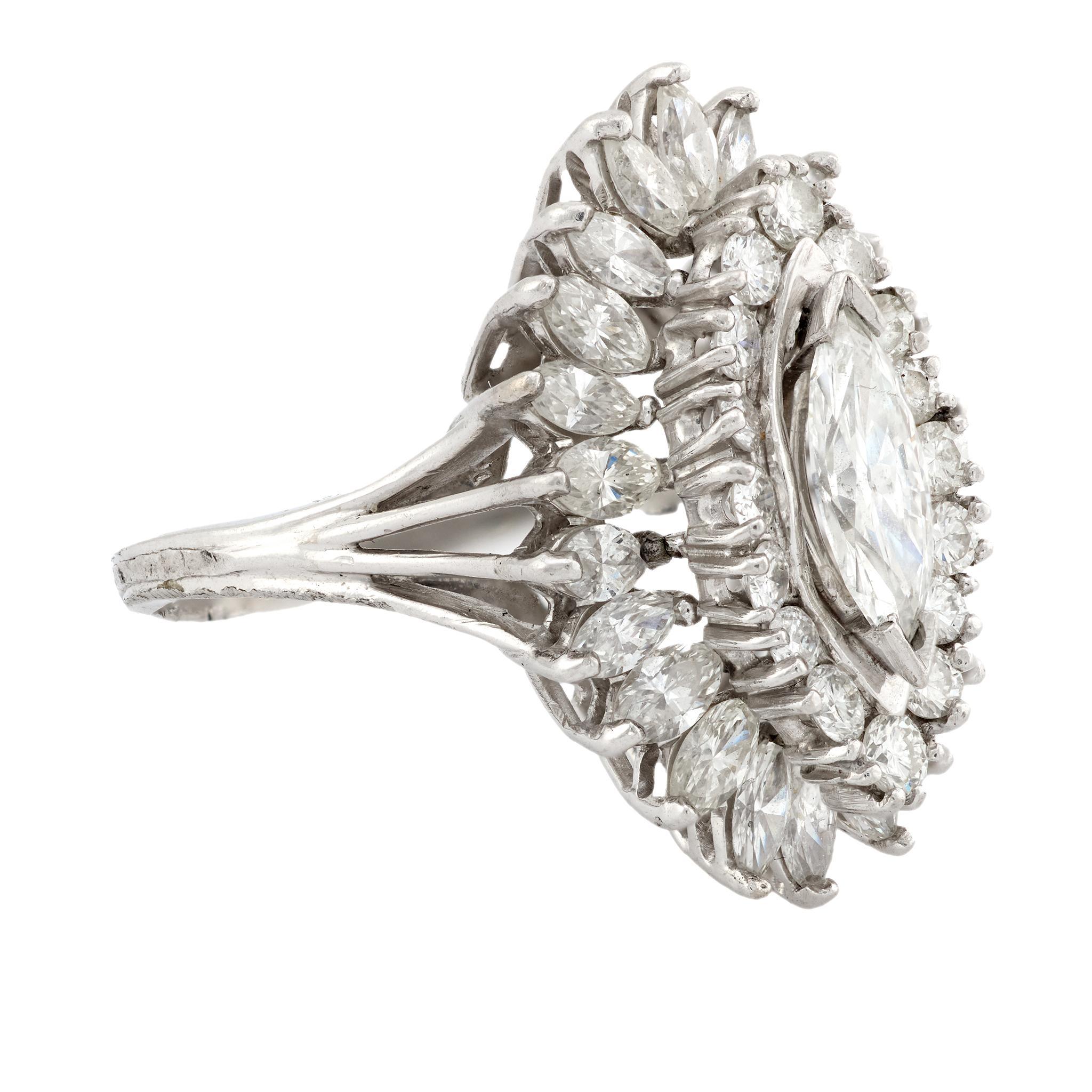 Anello da cocktail in platino con diamante di 4.30 carati di peso totale del Mid Century In condizioni buone in vendita a Beverly Hills, CA