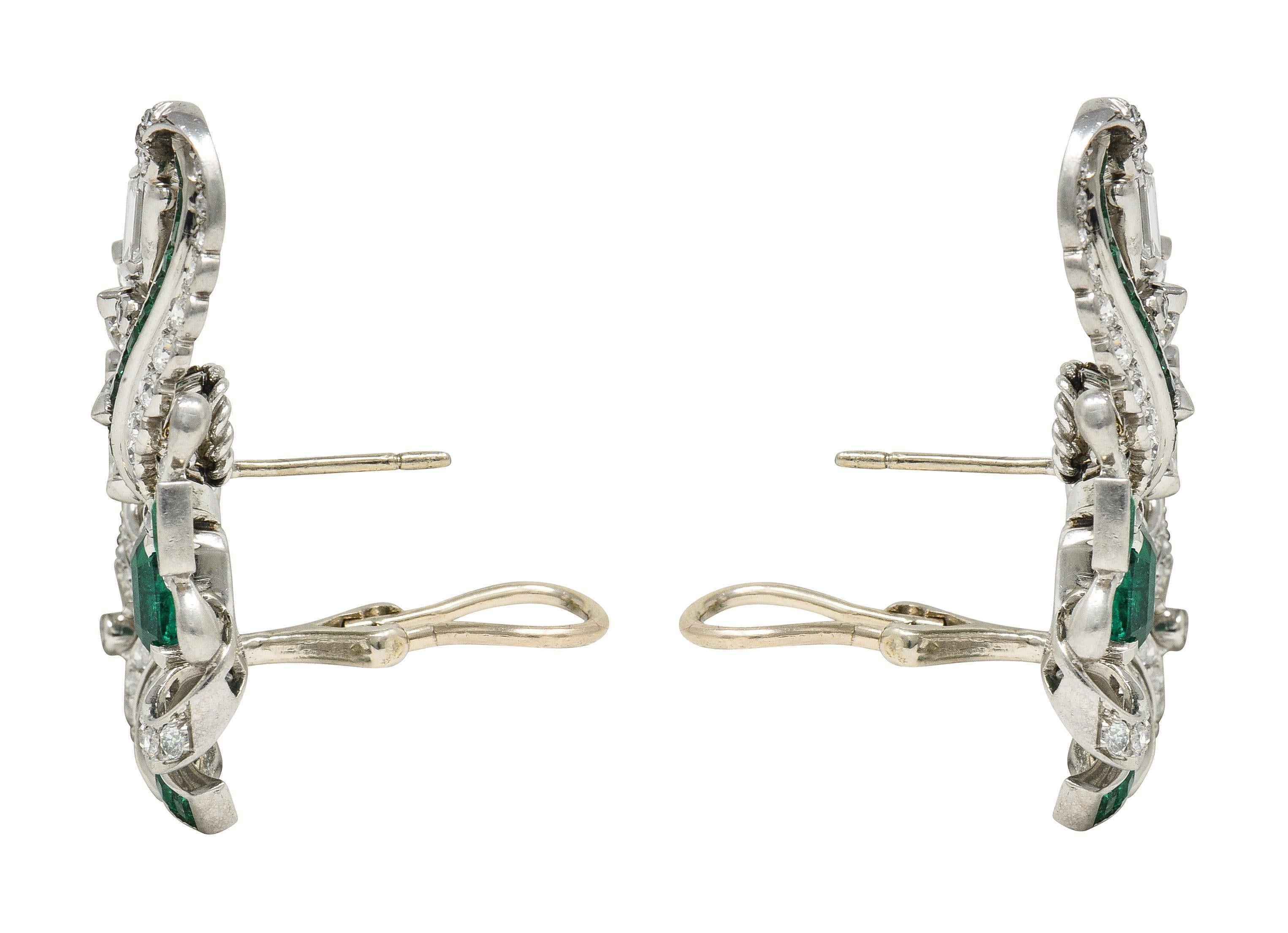 Boucles d'oreilles vintage en or blanc 14 carats avec émeraude de 4,54 carats et diamant du Mid-Century Unisexe en vente