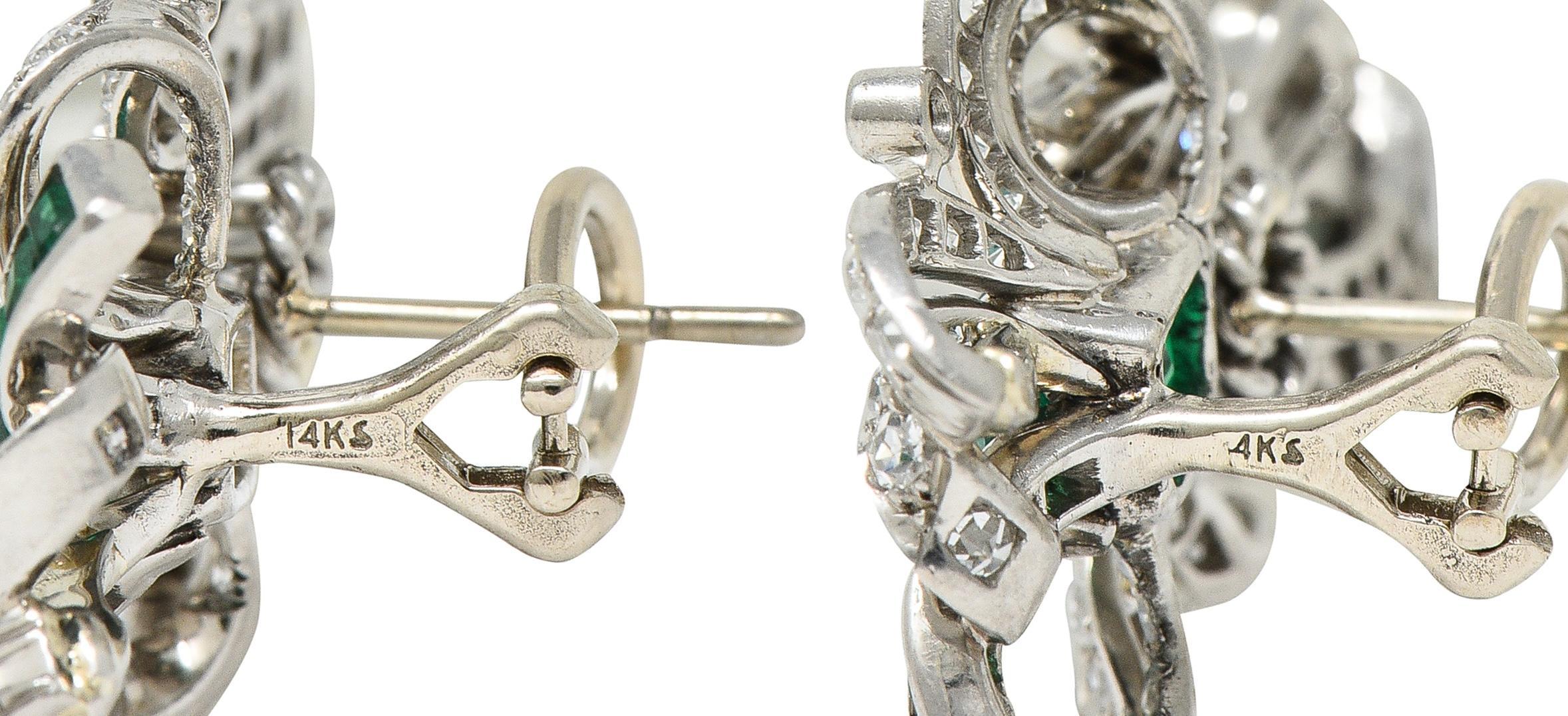 Boucles d'oreilles vintage en or blanc 14 carats avec émeraude de 4,54 carats et diamant du Mid-Century en vente 1