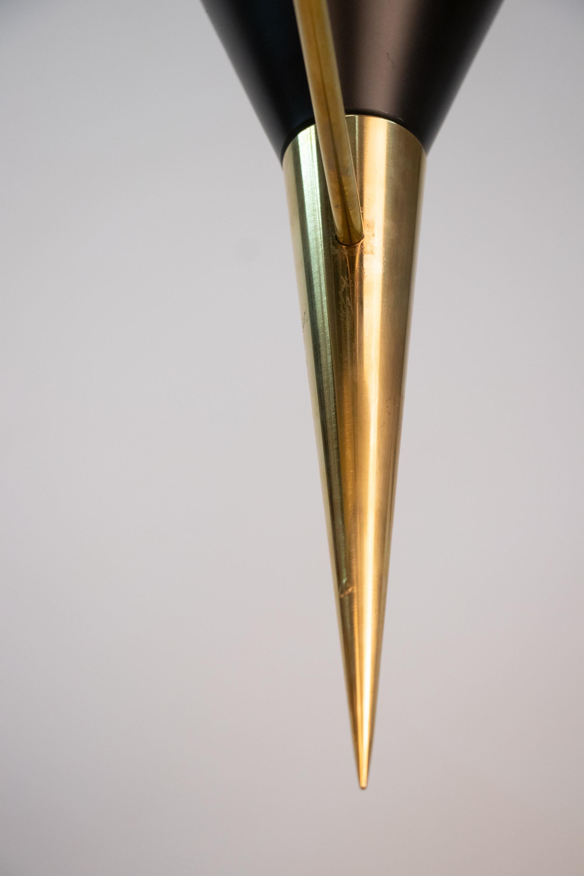 Lampadario a cono in ottone della metà del secolo scorso, alla maniera di Stilnovo, Italia, anni '50 in vendita 3