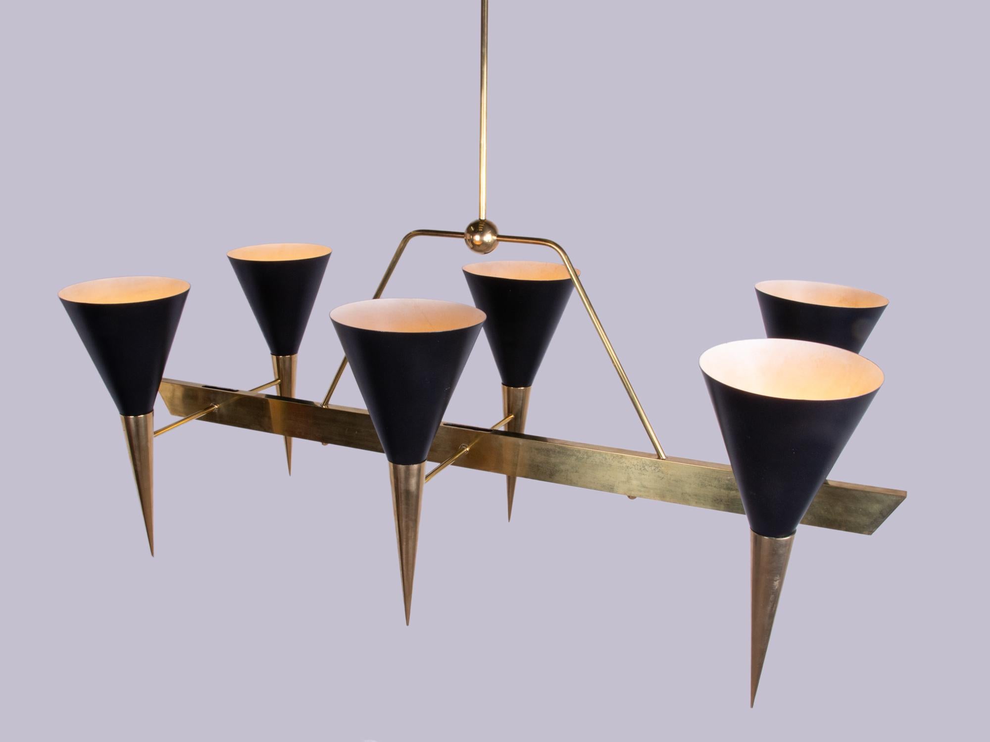 Mid-Century moderno Lampadario a cono in ottone della metà del secolo scorso, alla maniera di Stilnovo, Italia, anni '50 in vendita