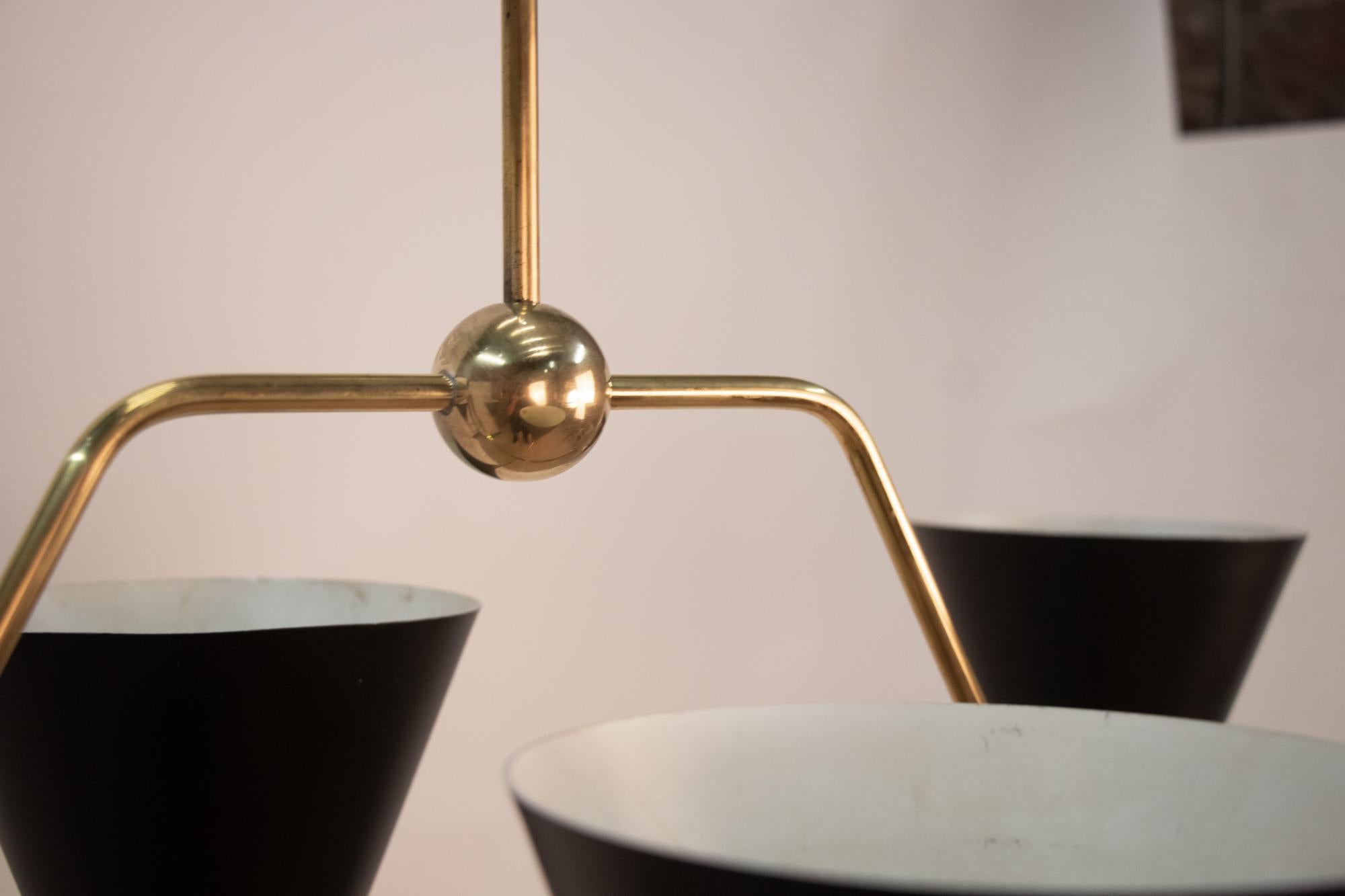 Italiano Lampadario a cono in ottone della metà del secolo scorso, alla maniera di Stilnovo, Italia, anni '50 in vendita
