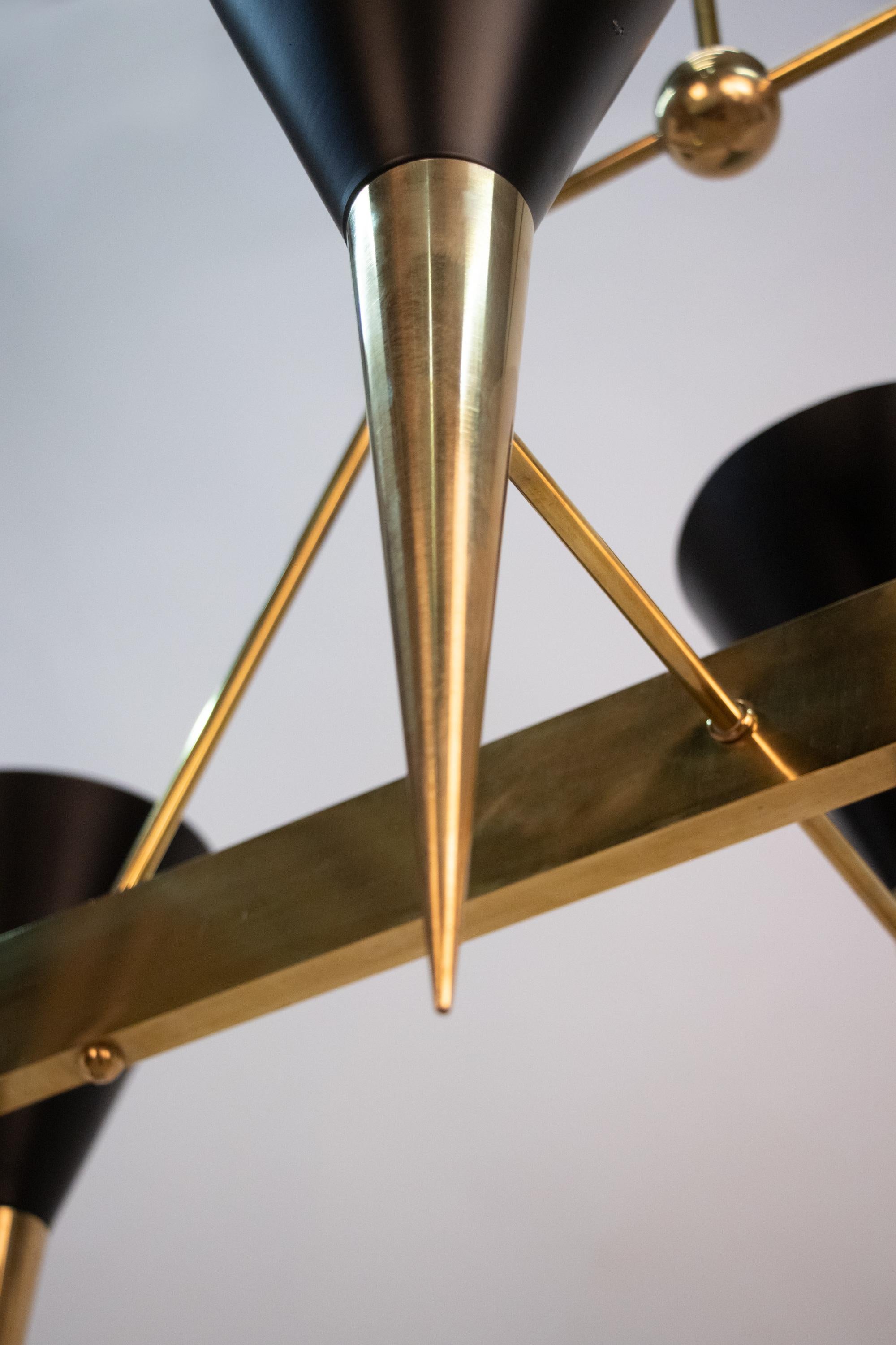 Metallo Lampadario a cono in ottone della metà del secolo scorso, alla maniera di Stilnovo, Italia, anni '50 in vendita