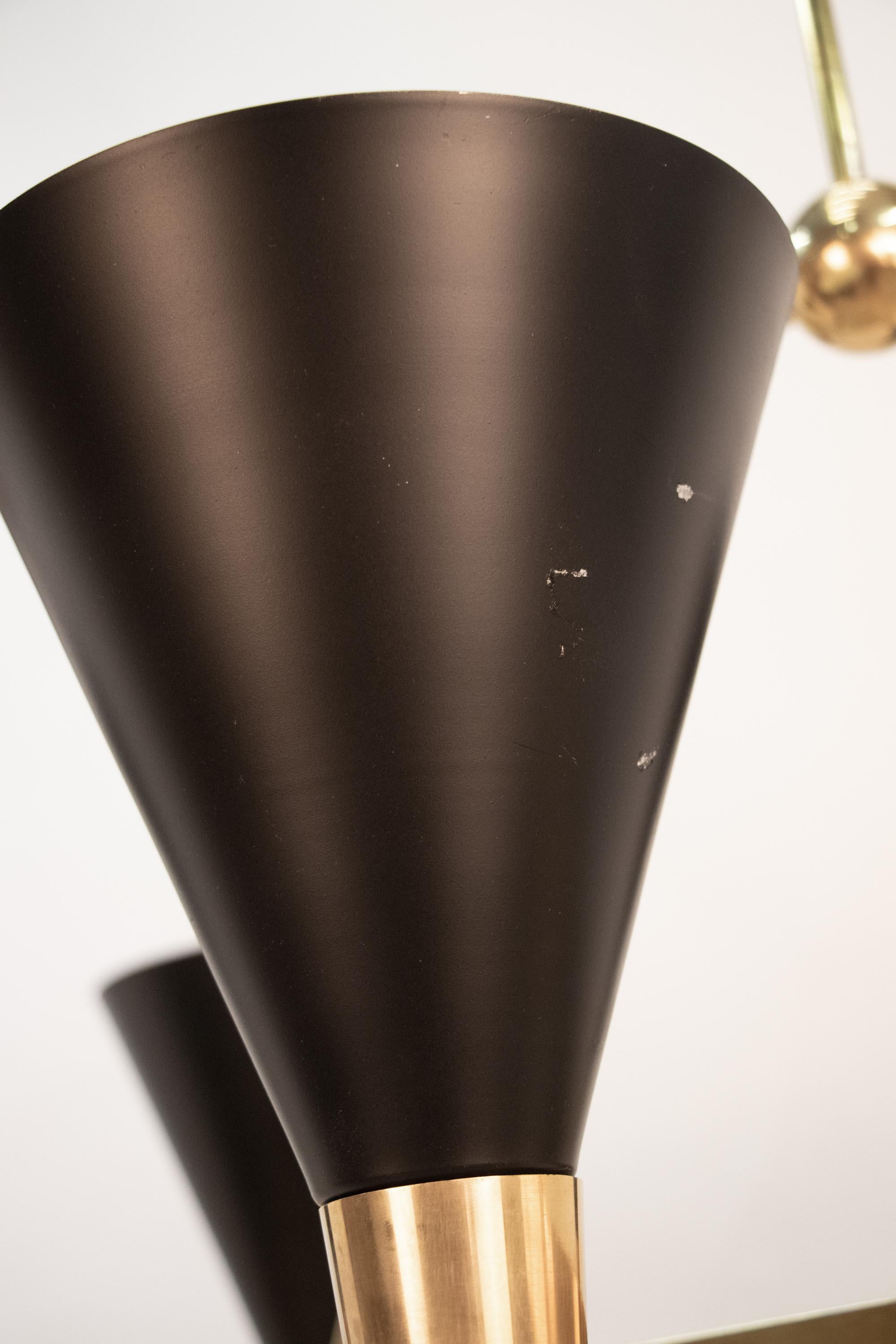 Lampadario a cono in ottone della metà del secolo scorso, alla maniera di Stilnovo, Italia, anni '50 in vendita 1