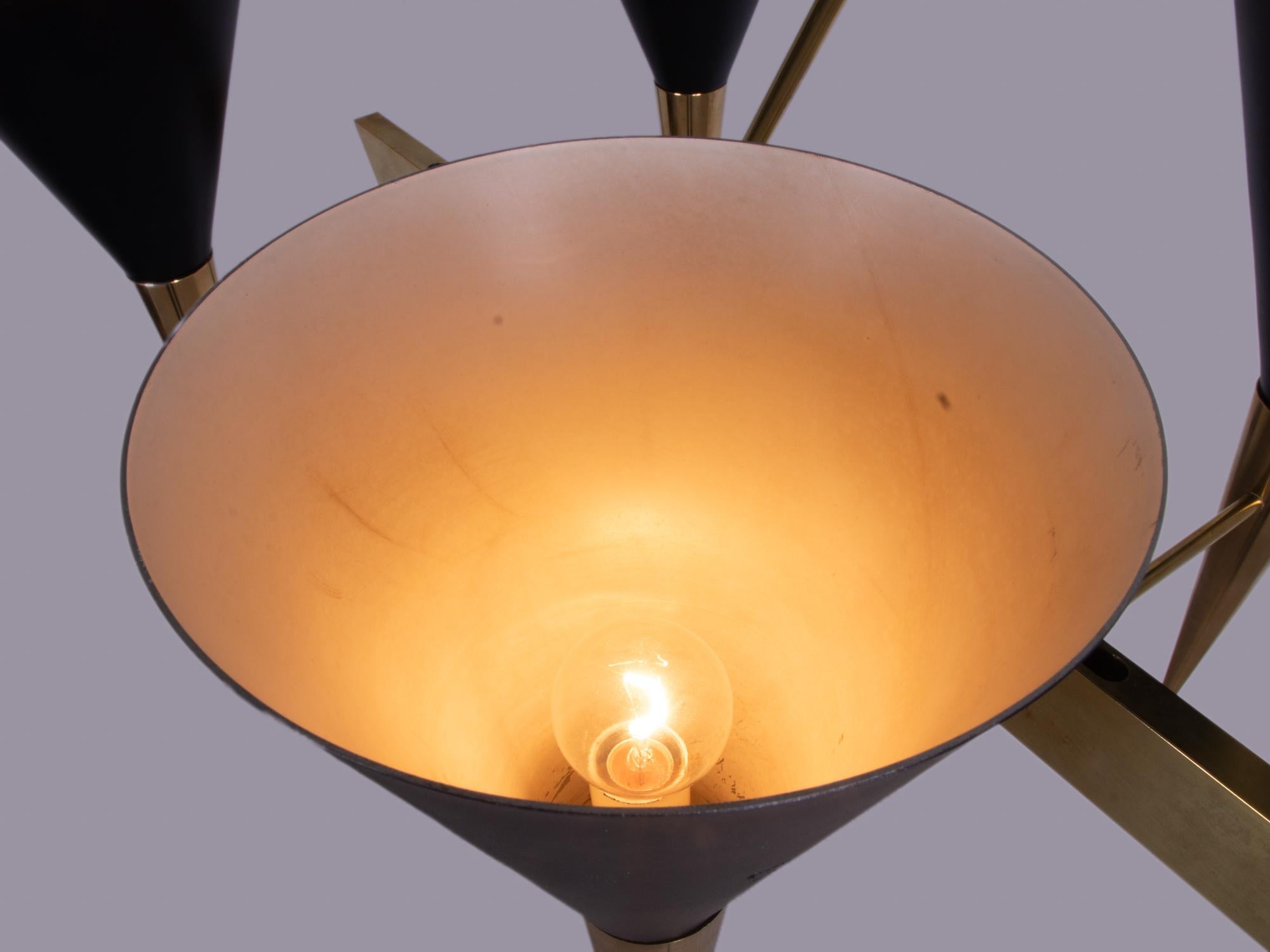 Lampadario a cono in ottone della metà del secolo scorso, alla maniera di Stilnovo, Italia, anni '50 in vendita 2