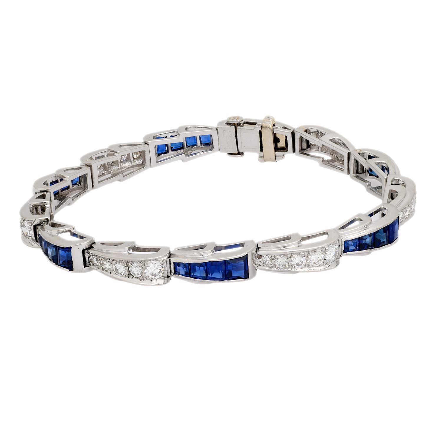Cet élégant bracelet Mid Century des années 1950 est réalisé en platine et présente 24 saphirs taillés en calibre totalisant environ 3,30 carats. Agrémenté de 35 diamants ronds de taille brillant pesant environ 1,55 carats, de couleur E-F et de